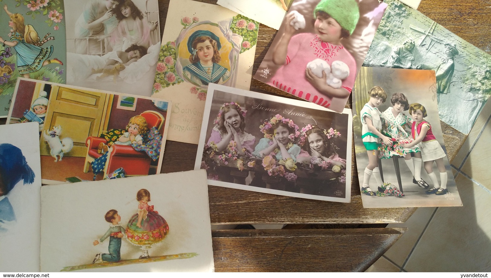 Lot de 33 cartes postales. Femme.