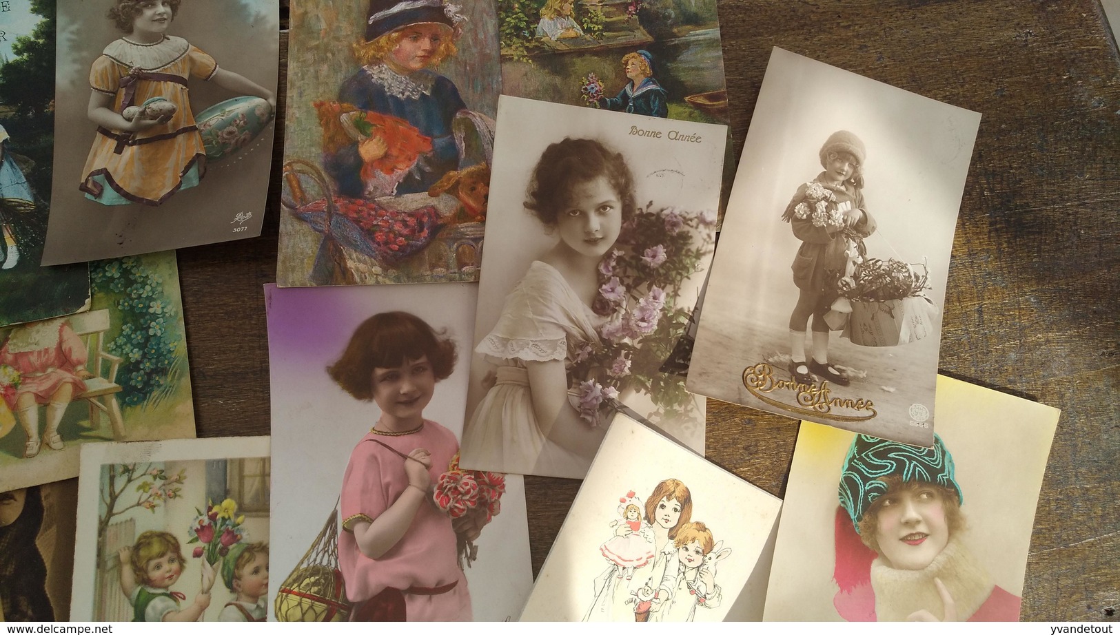 Lot de 33 cartes postales. Femme.