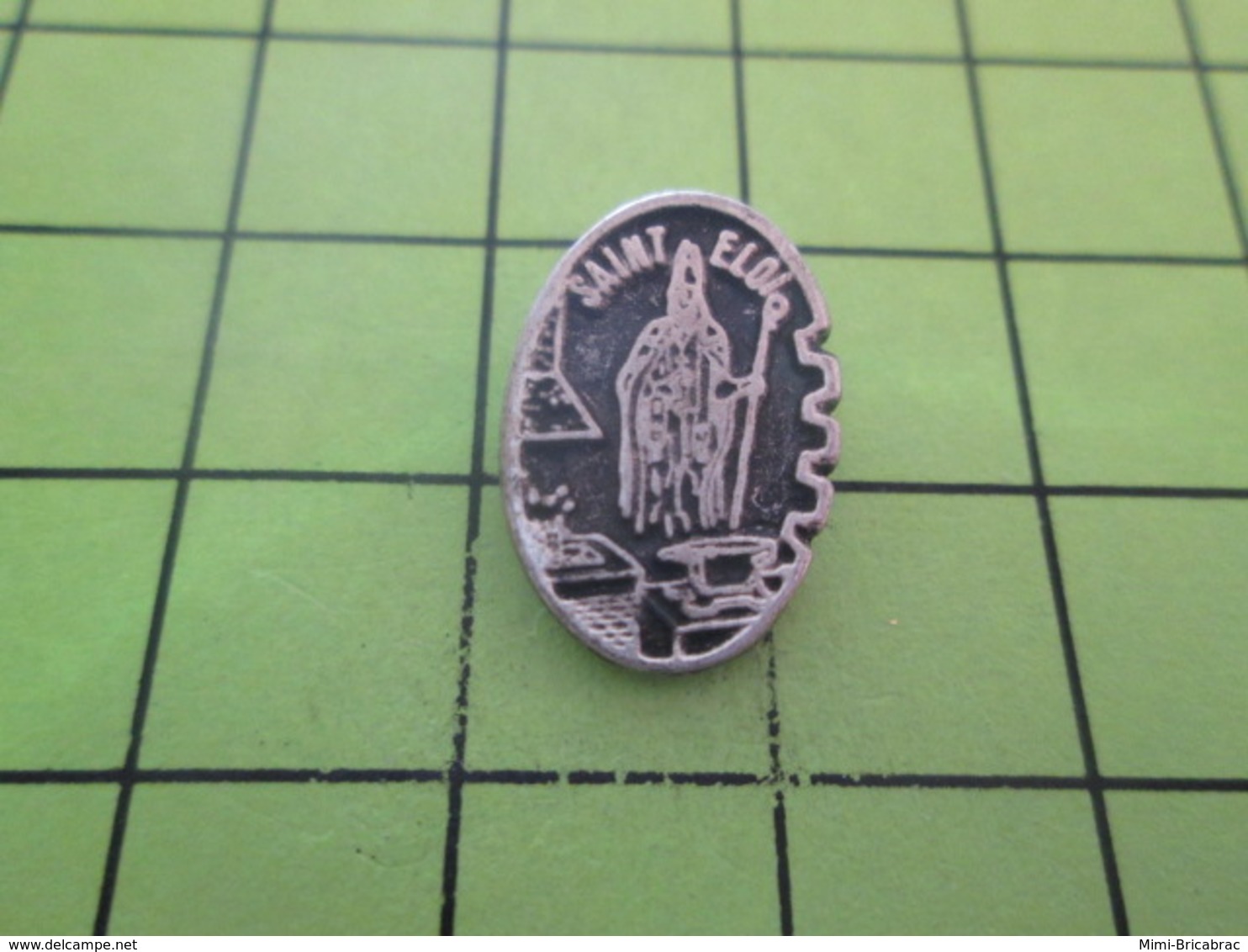 918b PINS PIN'S / Beau Et Rare : Thème PERSONNES CELEBRES / SAINT ELOI EVEQUE ENCLUME - Personnes Célèbres