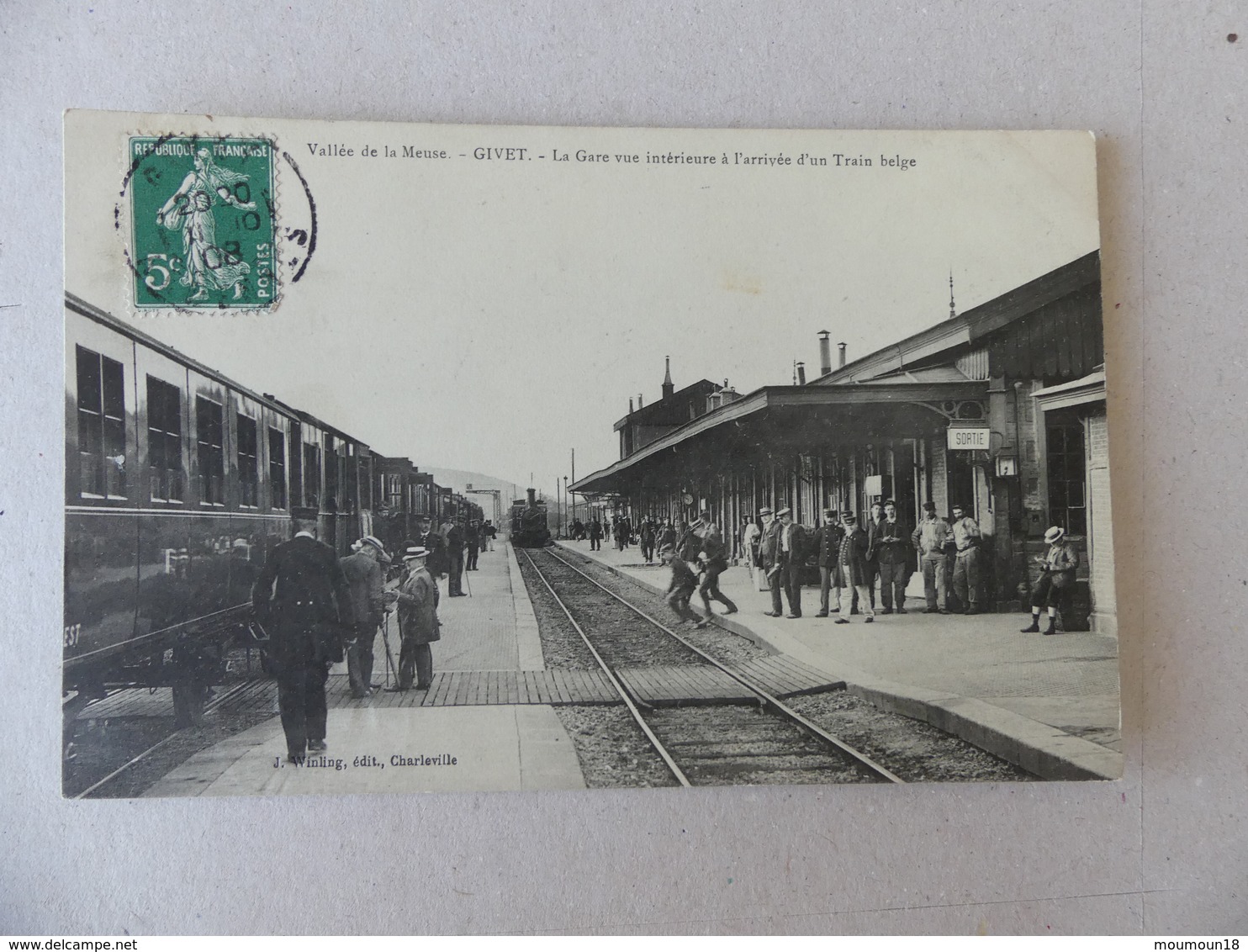 Vallée De La Meuse Givet La Gare Vue Intérieure à L'arrivée D'un Train Belge - Givet