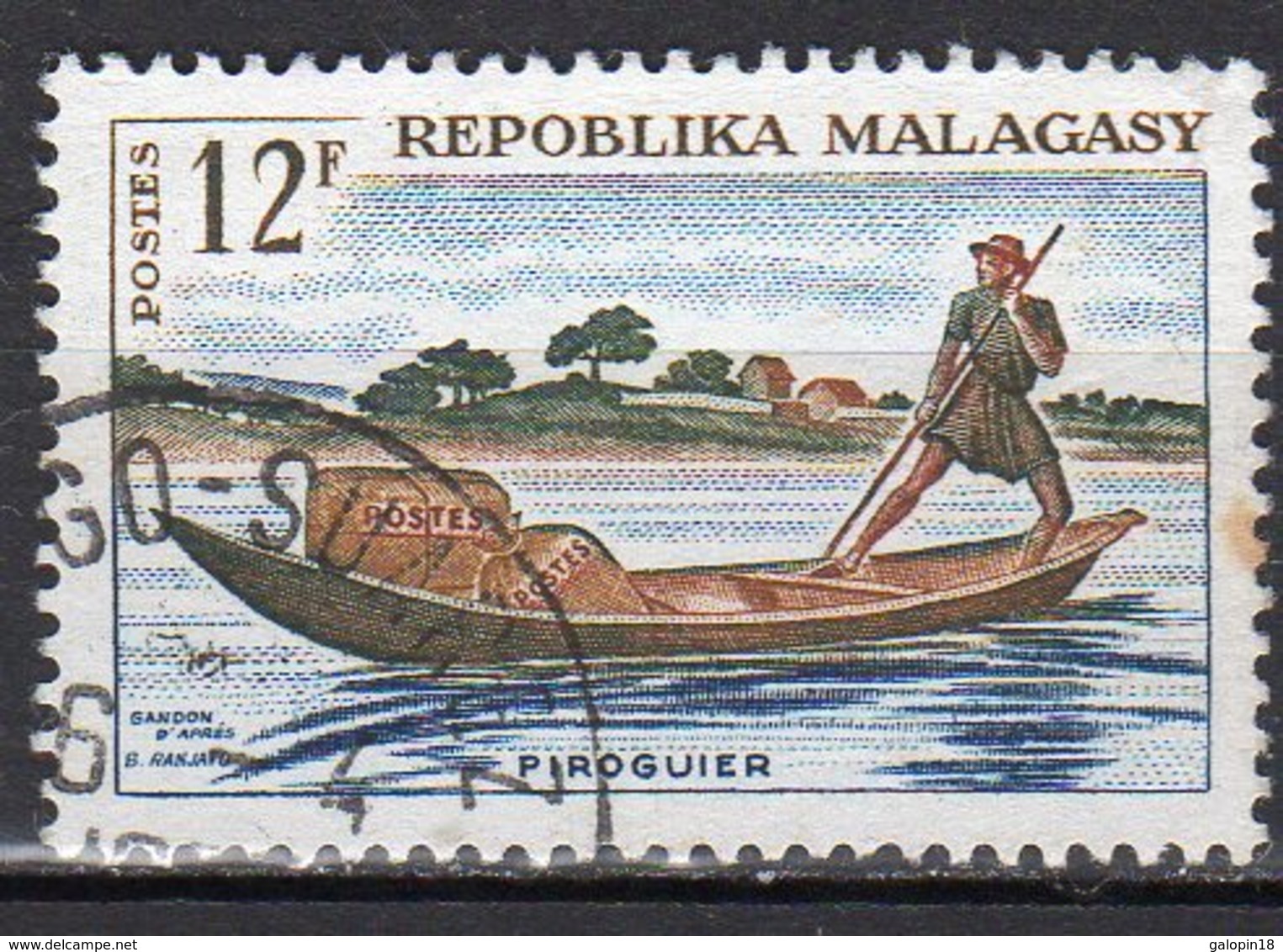 Madagascar Yvert N° 413 Oblitéré Point De Rouille Piroguier Postal Lot 6-128 - Madagascar (1960-...)