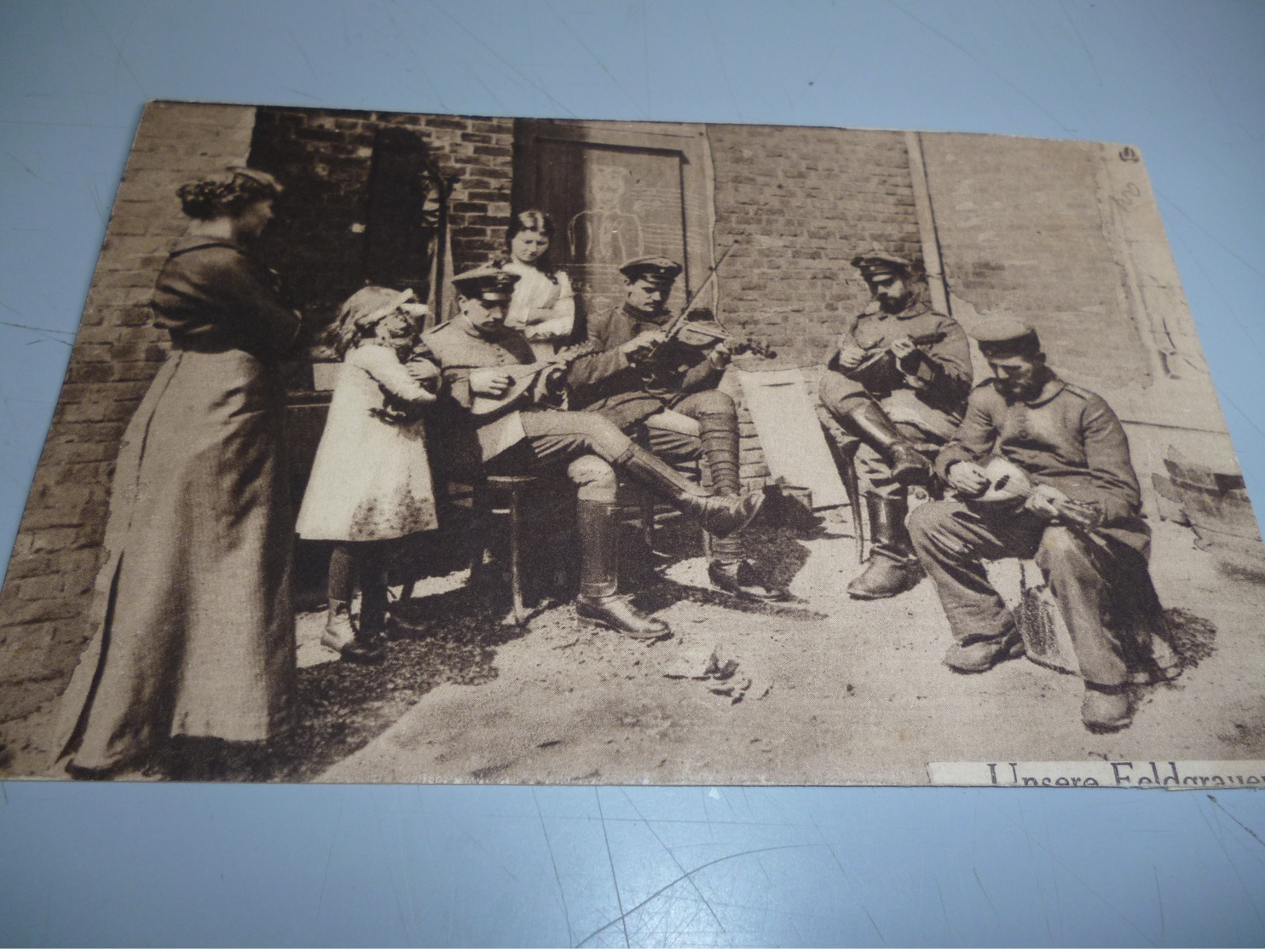 CARTE POSTALE GUERRE 14/18    ALLEMANDS DONNANT UN CONCERT POUR UNE FAMILLE EN BELGIQUE - 1914-18