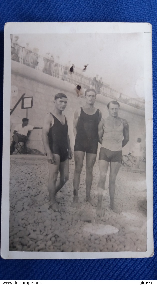 PHOTO DE PERSONNES HOMMES TRIO EN MAILLOT DE BAIN PLAGE   FORMAT 13.5  PAR 8.5 CM - Persone Anonimi