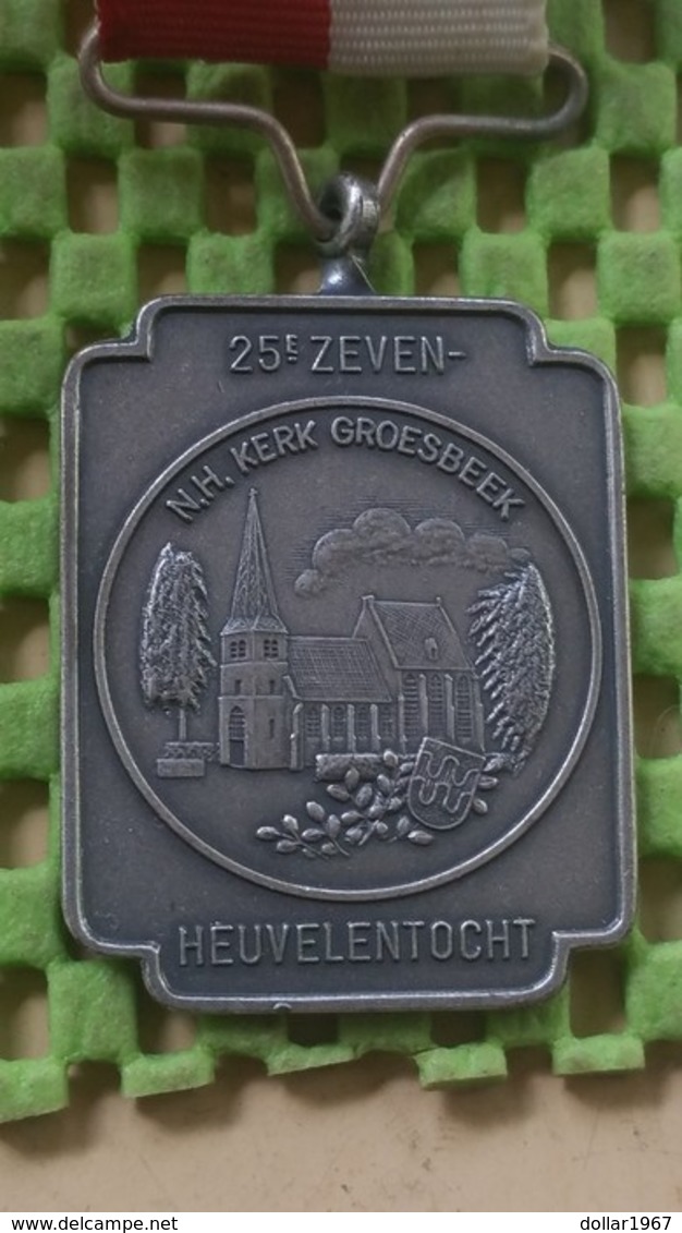 Medaille :Netherlands  - 25 E Zeven-heuvelentocht - N.H Kerk Groesbeek.  / Vintage Medal - Walking Association - Andere & Zonder Classificatie