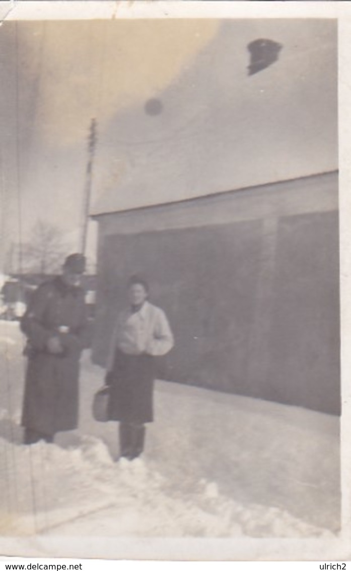 Foto Deutscher Soldat Mit Frau Im Schnee - 2. WK - 8*5cm (43015) - Krieg, Militär