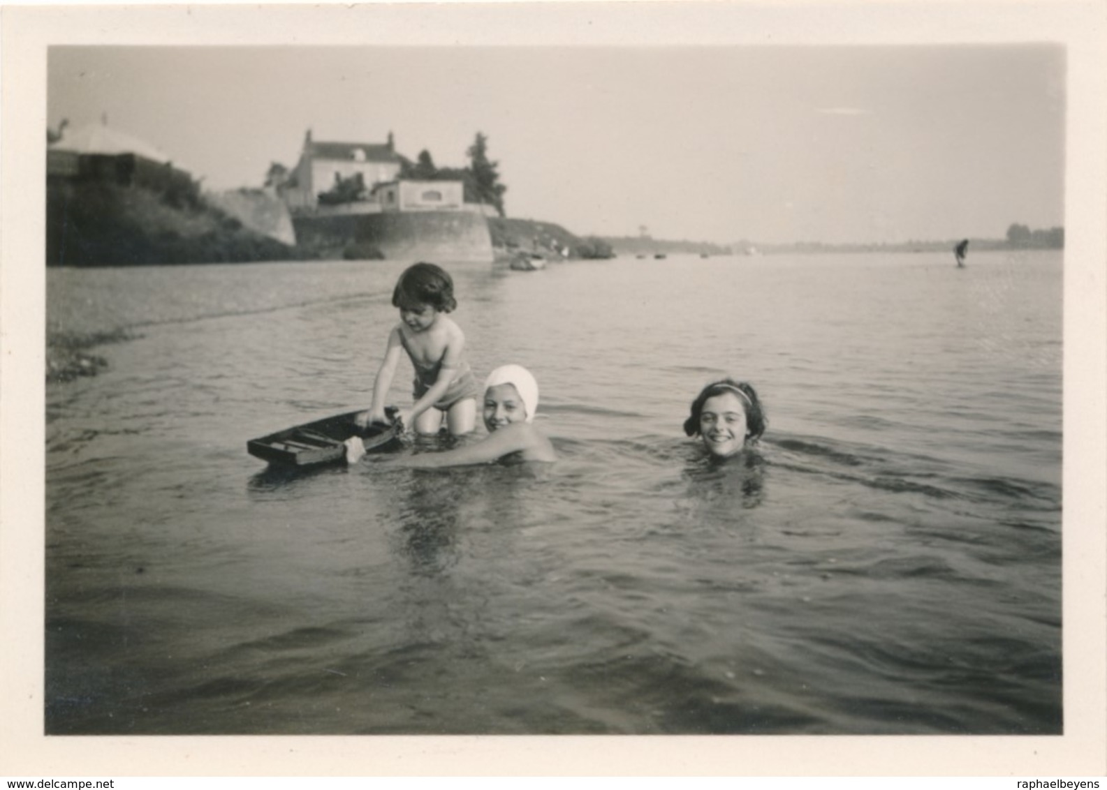 Snapshot Enfants Dans L'eau Mer Villas Bateau Jouet Maillots Swimsuit Children - Personnes Anonymes