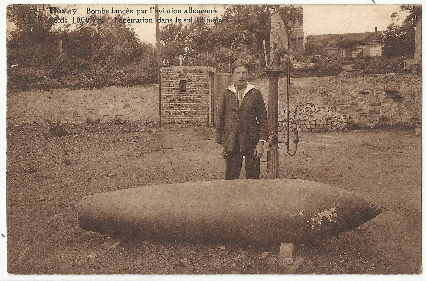 HAVAY, Bombe Lancée Par L'aviation Allemande. Poids 1000 Kg. Pénétration Dans Le Sol 18 Mètres (Quevy) - Quevy