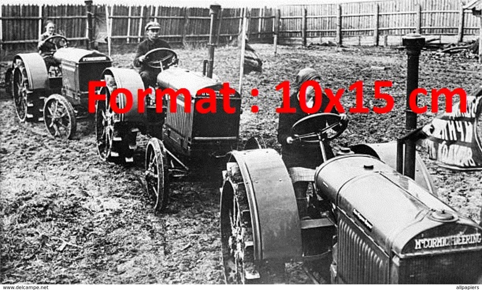 Reproduction D'une Photographie Ancienne Des Agriculteurs Sur Des Tracteurs Mccormick En 1930 - Autres & Non Classés