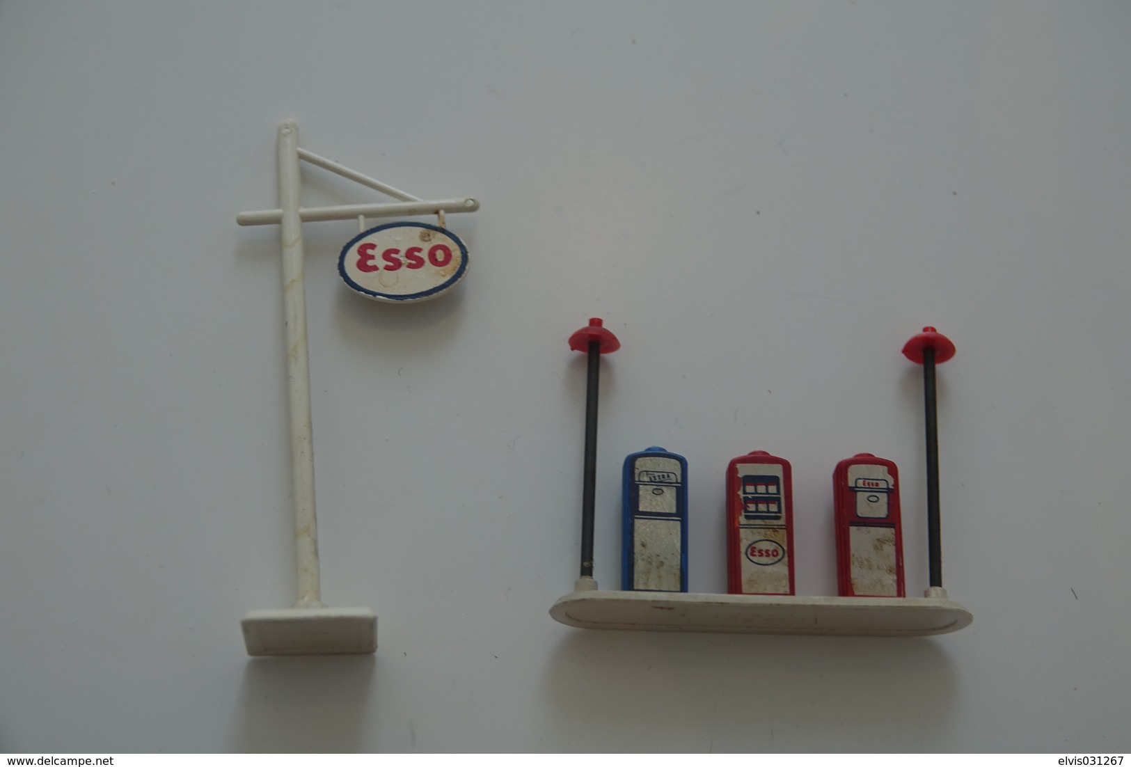 LEGO - 231 Esso Pumps/Sign NEW OLD STOCK MINT CONDITION - Colector Item - Original Lego 1956 - Vintage - Catalogues