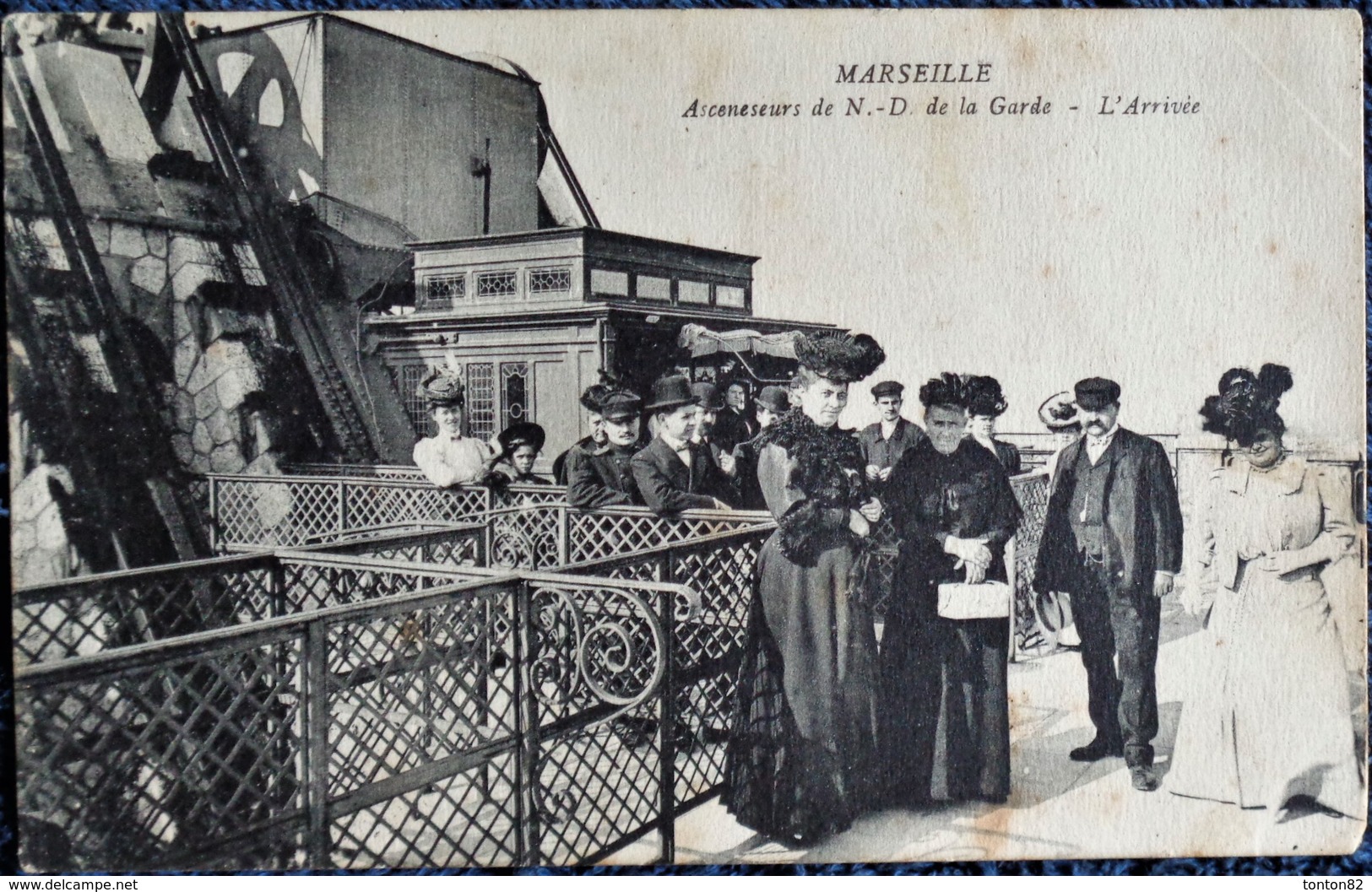 MARSEILLE - Ascenseurs De N-D De La Garde - L'arrivée Sur La Plateforme . - Notre-Dame De La Garde, Ascenseur