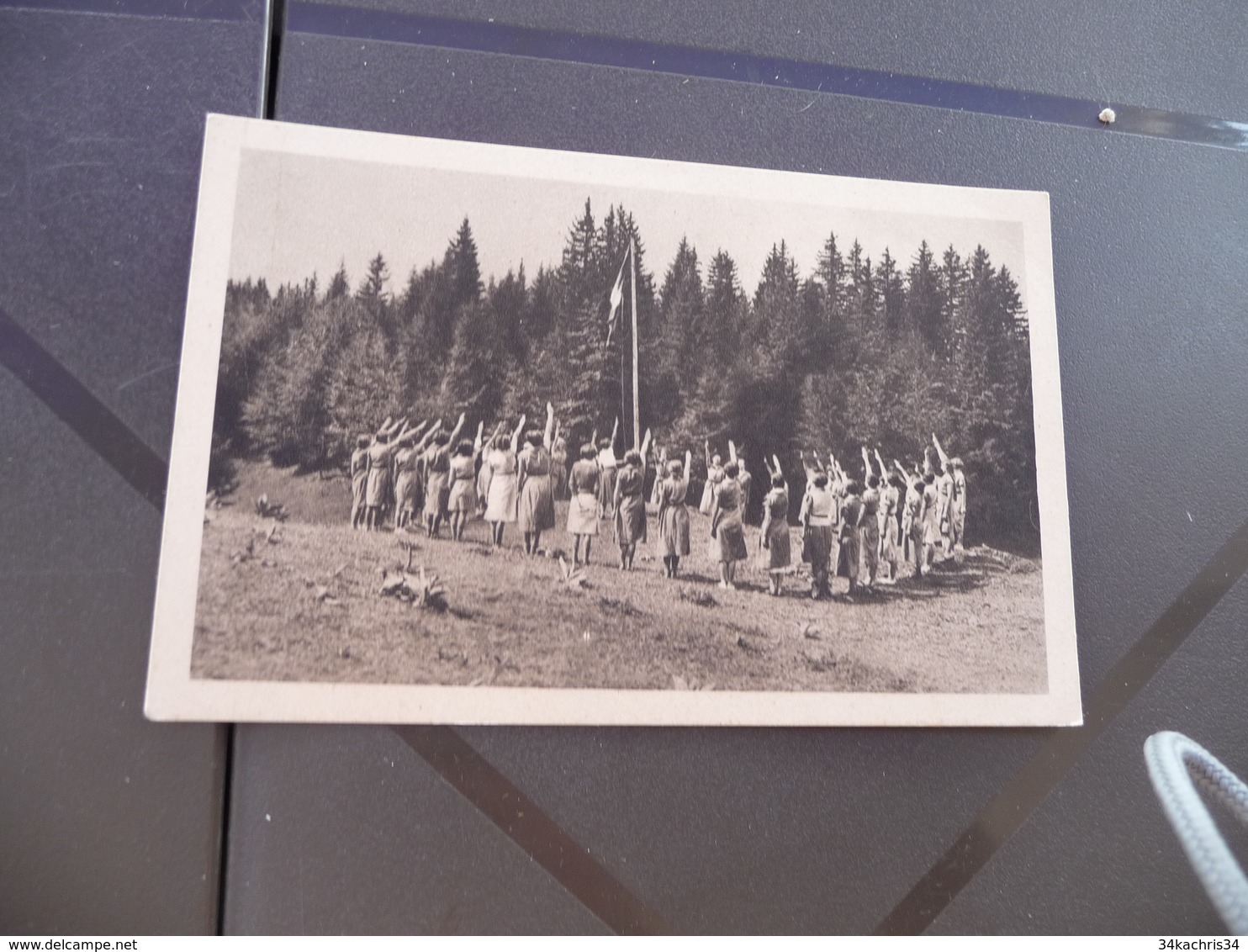 CPA Thème Scoutisme Scouts Camp D'éclaireuses Le Salut Au Drapeau - Scoutisme