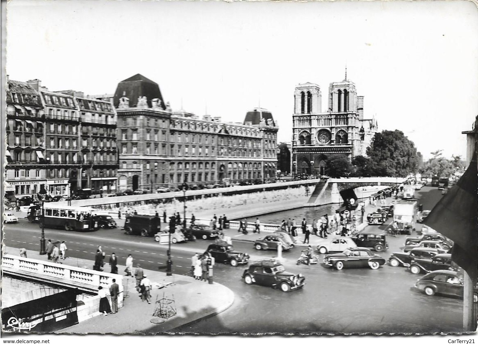 CPSM. PARIS. PLACE ST MICHEL. VUE SUR NOTRE DAME. VOITURES ANCIENNES. - Plazas