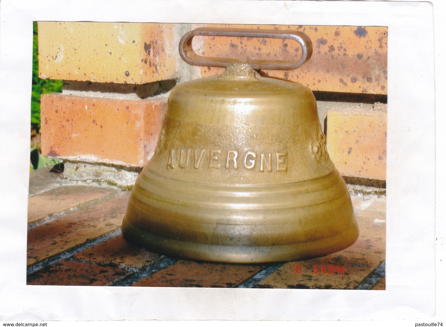 Cloche  AUVERGNE En Bronze.  Diamètre à La Base De La Cloche : 16 Cm. - Hauteur Totale Avec La Boucle Du Collier : 14 Cm - Campane