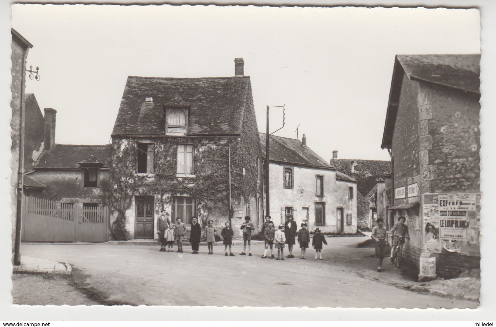 CC 165 /  TILLAY - LE - PENEUX  /  Carrefour Et Route De JANVILLE , Belle Animation ( Nombreux Enfants ) - Altri & Non Classificati