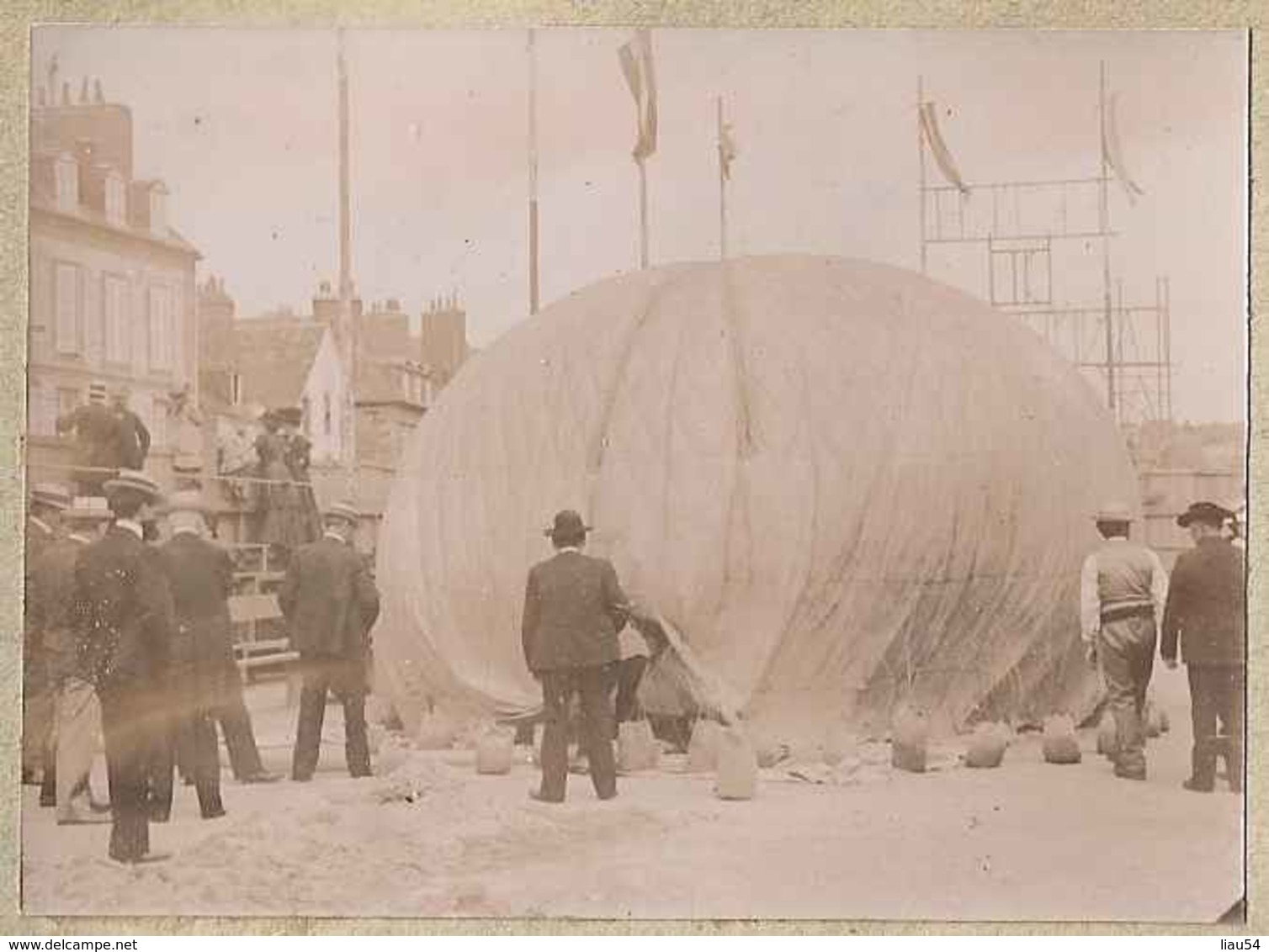 2 Photos 8,3 X 6 Cm  Sur Page D'album Landerneau Ballon  (1909) - Landerneau