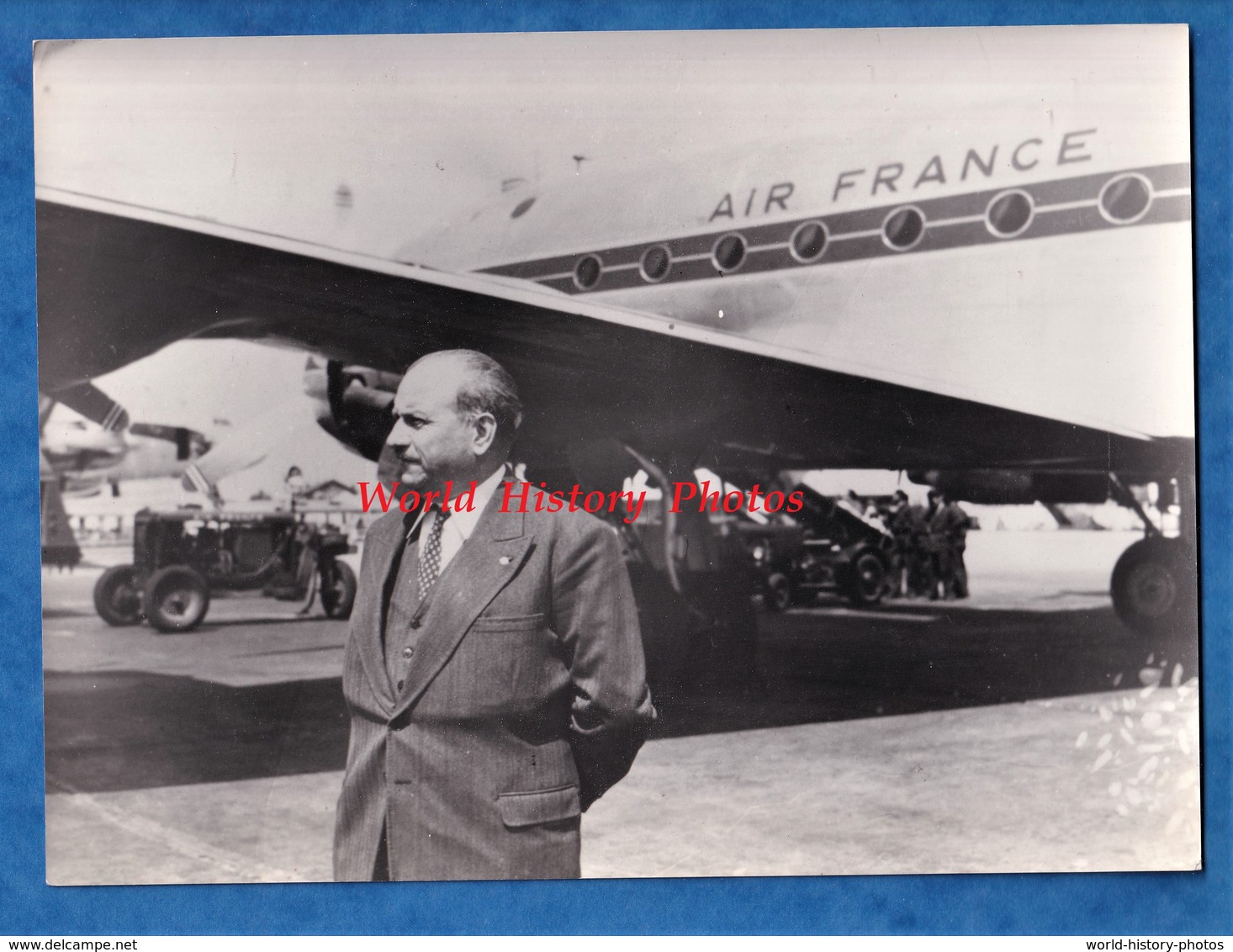 Photo Ancienne - Aéroport à Situer - Portait D'un Notable / Cadre De La Maison AIR FRANCE ? - Aviation Tracteur Homme - Luftfahrt