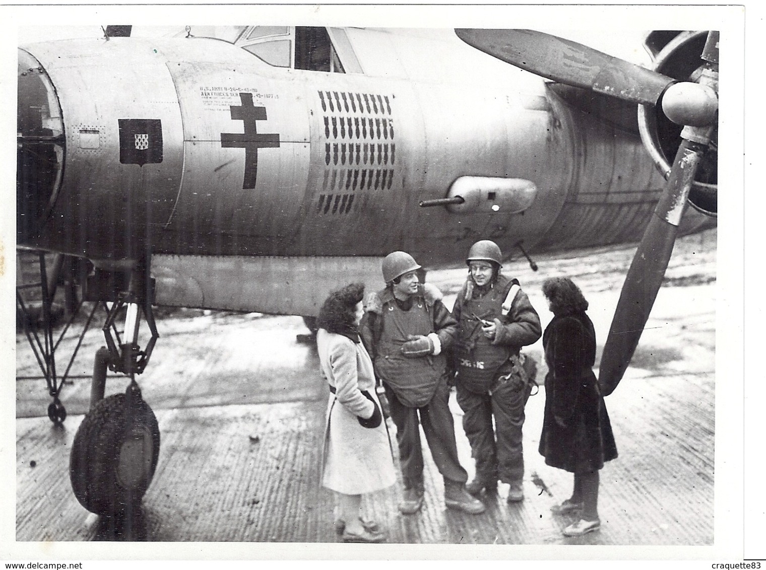 2 MILITAIRES ET 2 FEMMES DEVANT UN AVION DE GUERRE SUR LE TARMAC-"CE SOIR" Chef De L'illustration Rue Du Louvre  Sepia - Guerre, Militaire