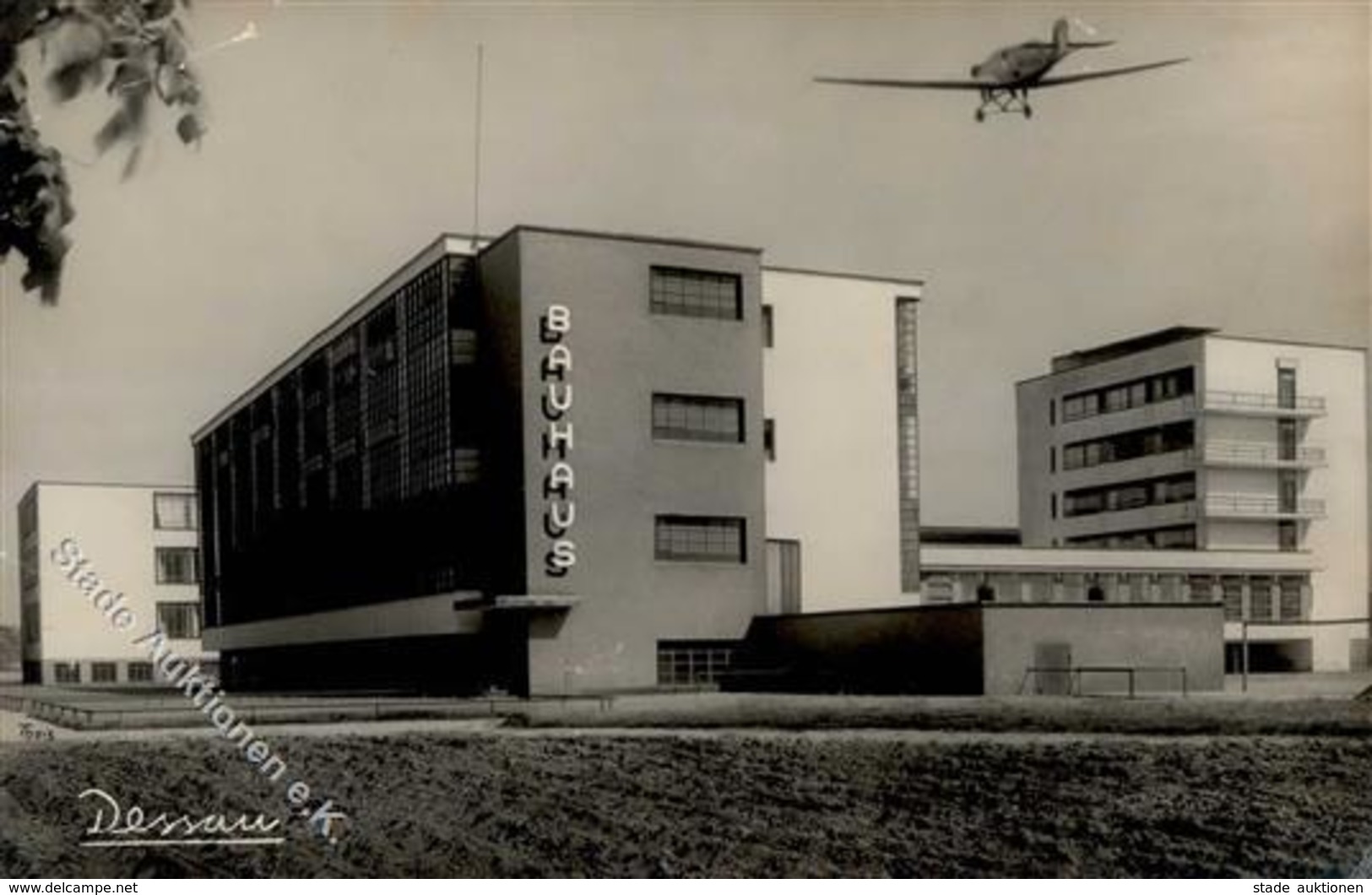 Bauhaus Dessau (O4500) Foto AK II (kleiner Einriss, Eckbug) - Autres & Non Classés