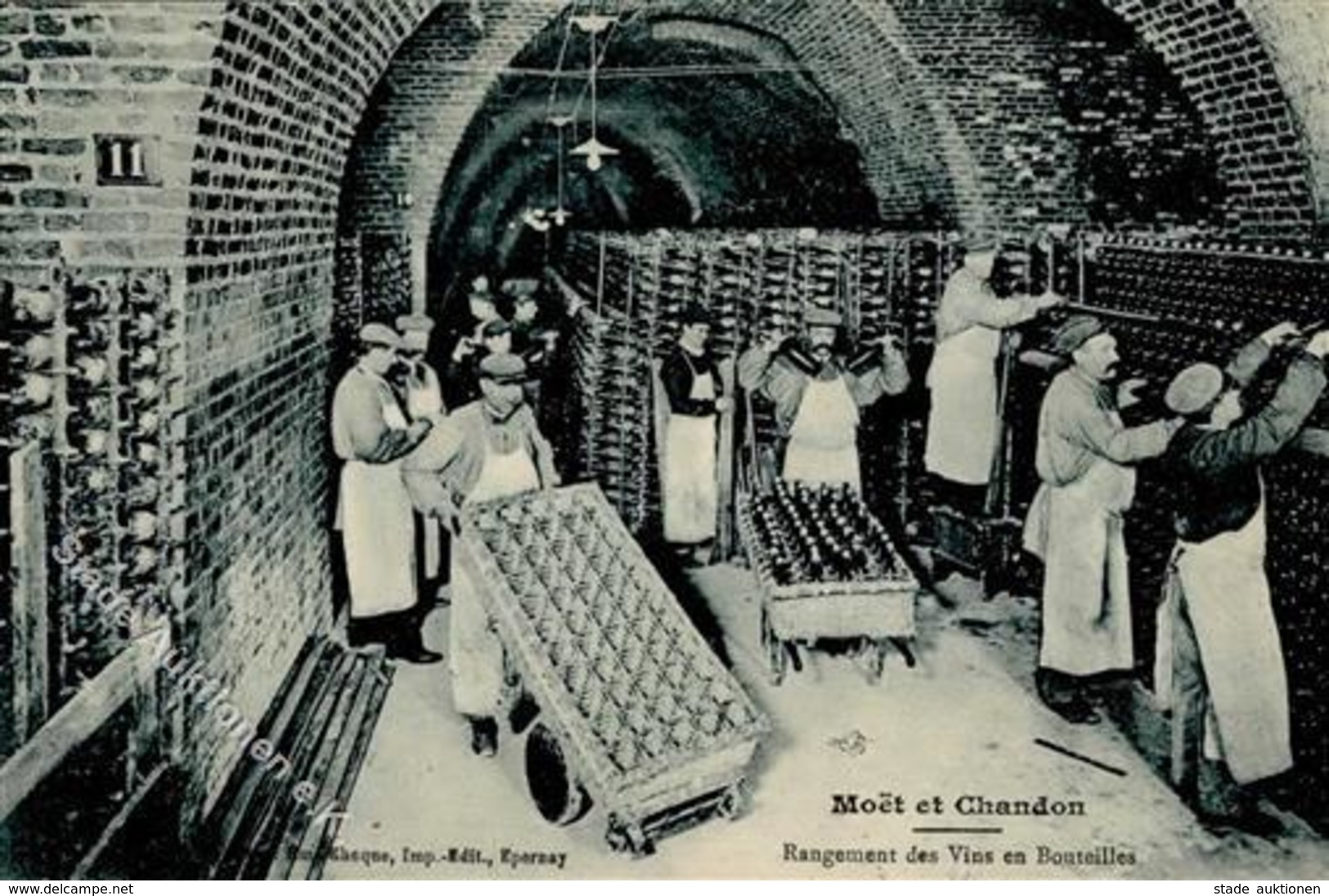 EPERNAY - CHAMPAGNE MOET Et CHANDON - Rangement Des Vins En Bouteilles I - Publicité