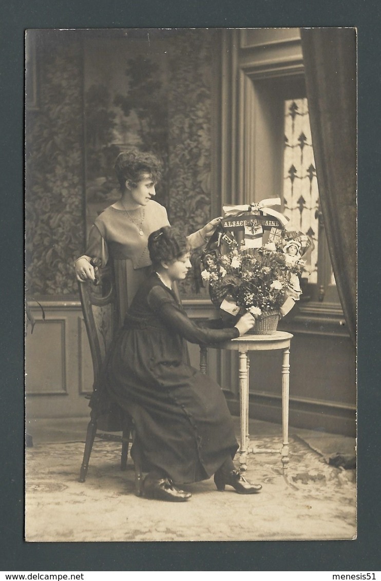 CPA Carte PHOTO écrite Et Envoyée De BESANCON (25) Duo De Femmes Arrangeant Une Corbeille ALSACE LORRAINE - Besancon