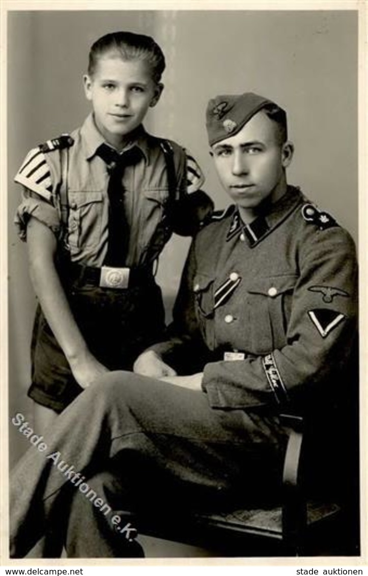 SS WK II - SS-Foto-Ak -Ärmelband Adolf Hitler Mit HJ I - Guerre 1939-45