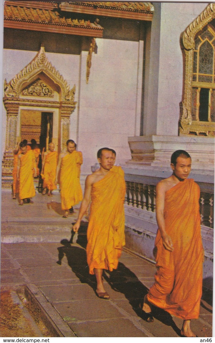 BANGKOK THE PRIESTS LEAVE THE TEMPLE HALL AFTER DALLY SUTRA    AUTENTICA 100% - Tailandia