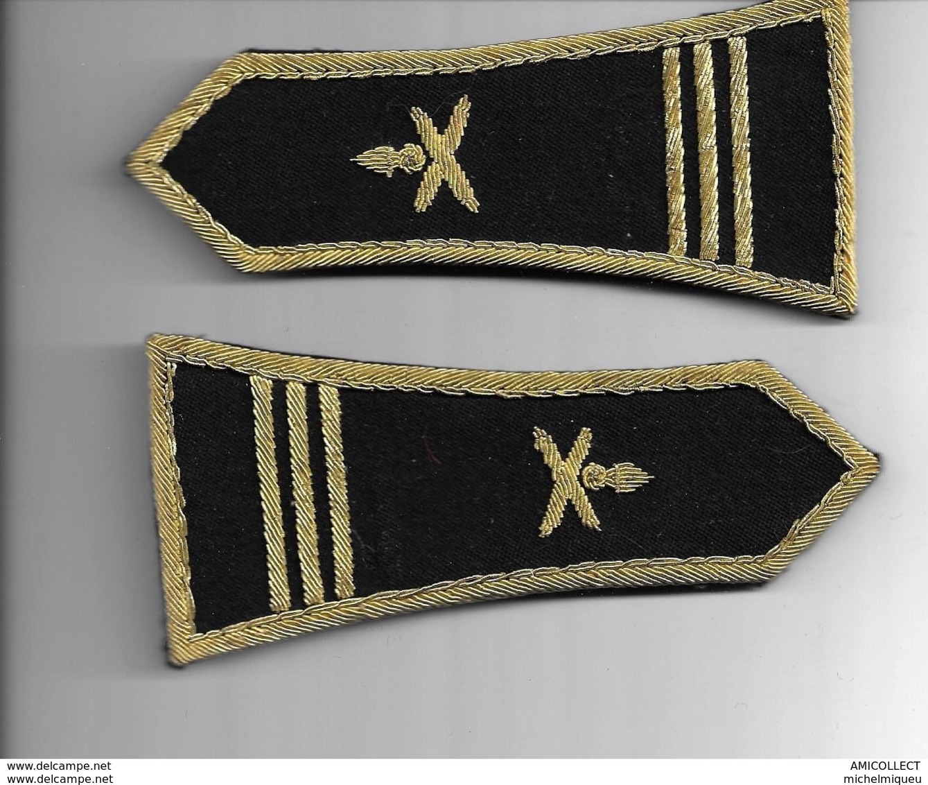 5125   -2019  PAIRE D EPAULETTES - Escudos En Tela