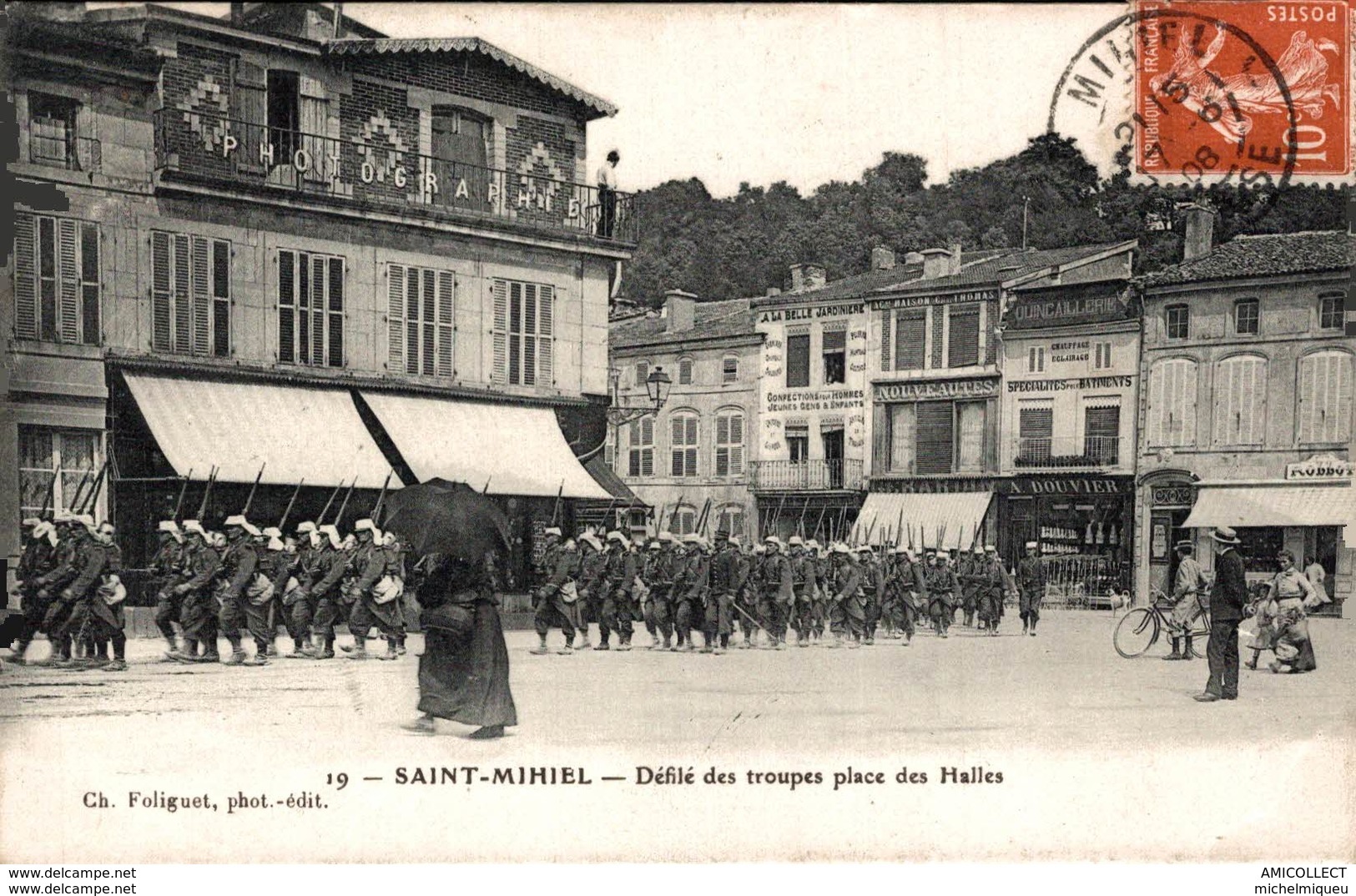 3872-2019     ST MIHIEL   DEFILE DES TROUPES PLACE DES HALLES - Saint Mihiel