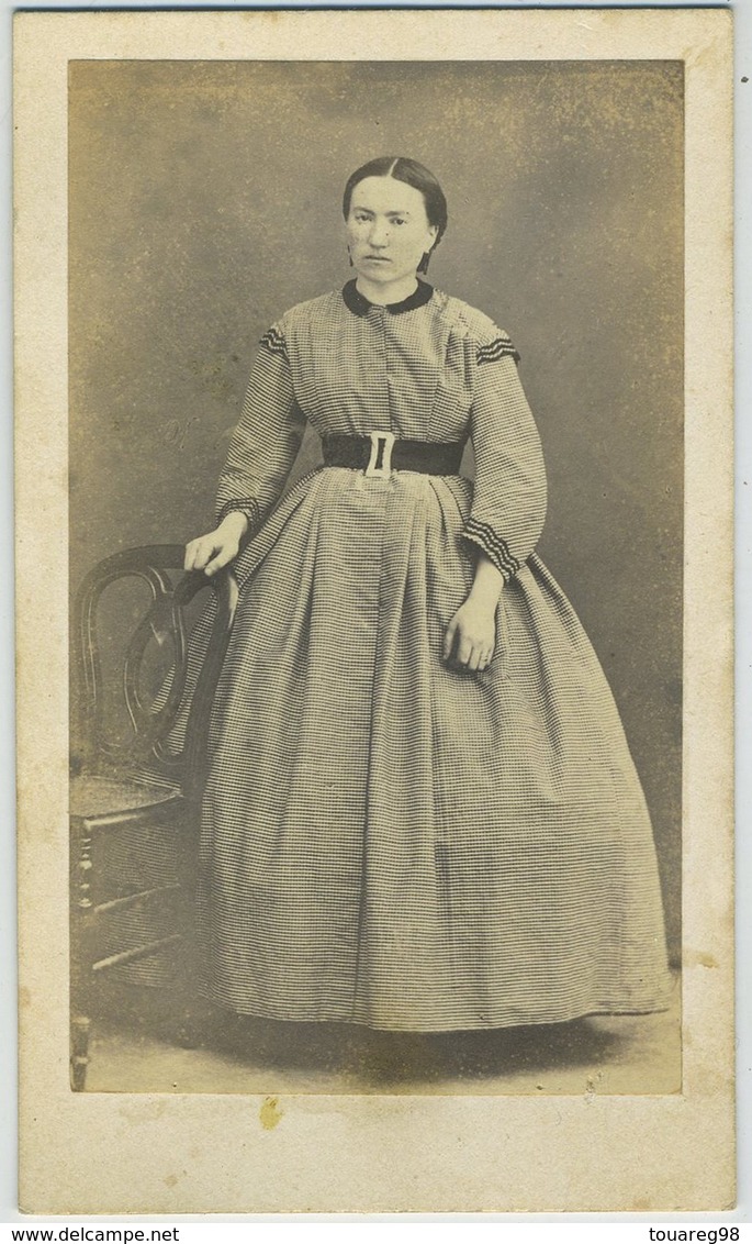 CDV. Femme Avec Robe. Photographe Cheronnet à Lagny. - Ancianas (antes De 1900)