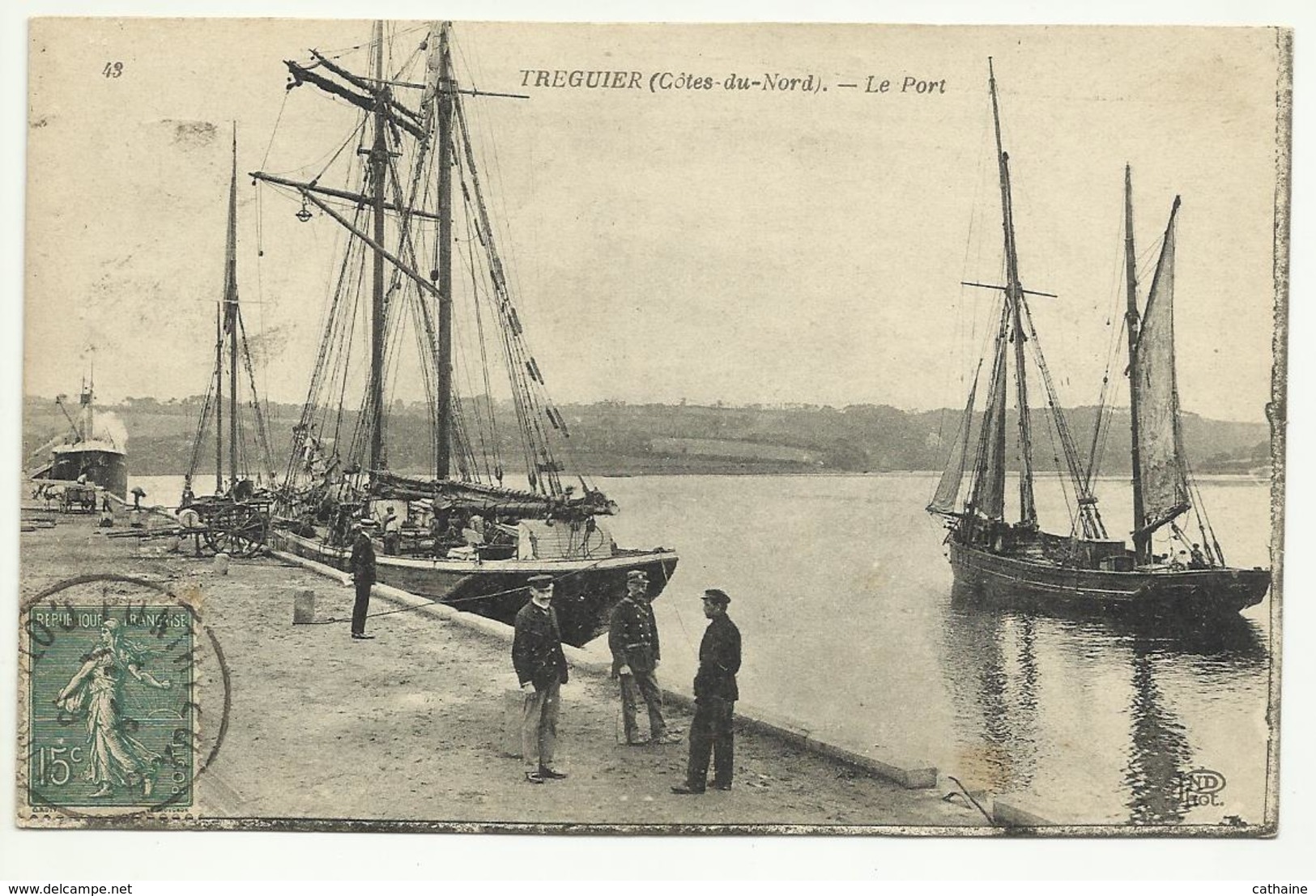 22 . TREGUIER . LE PORT . BATEAU A VOILE  MILITAIRE SUR LE QUAI . DECHARGEMENT D UN BATEAU .  ATTELAGES - Tréguier