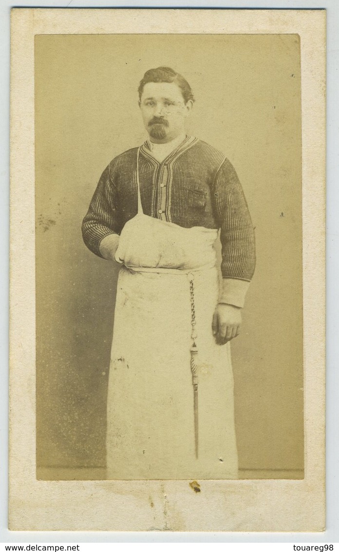 CDV. Un Boucher En Pose Par Cheronnet à Lagny. Métier. Boucherie. - Ancianas (antes De 1900)