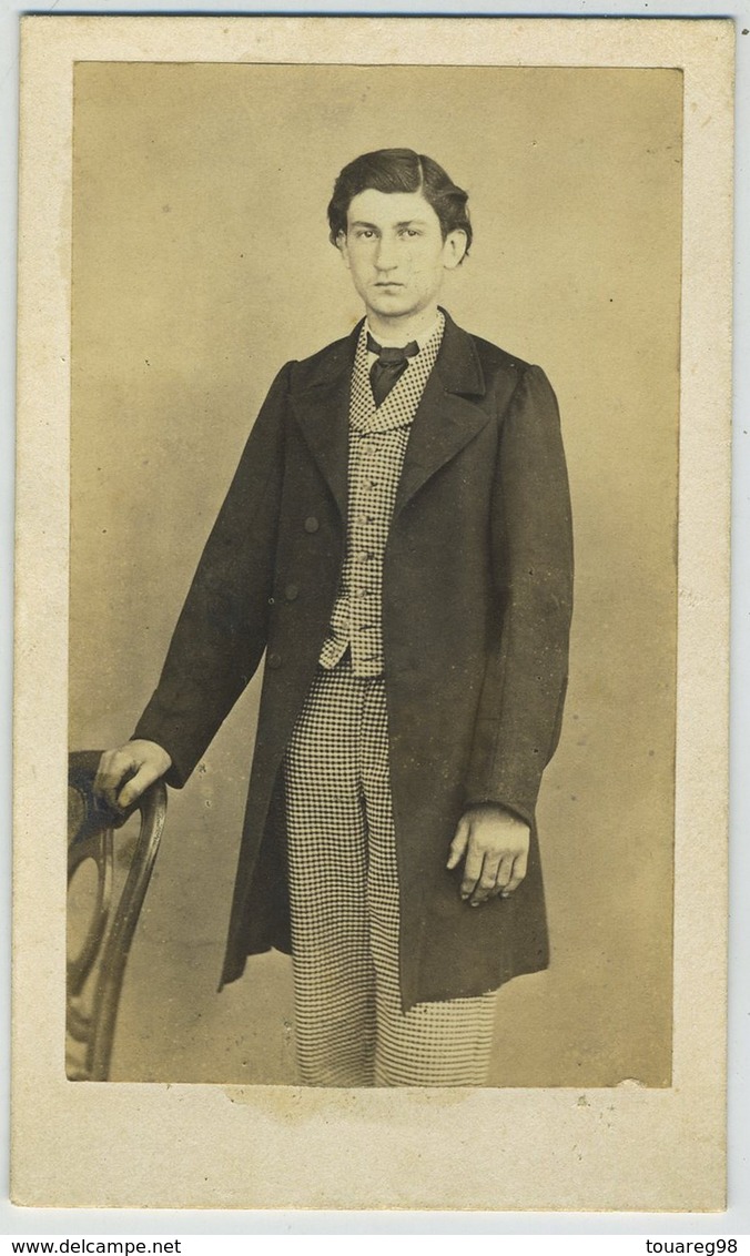 CDV. Jeune Homme En Pose Par Cheronnet à Lagny. Ensemble à Carreaux. - Ancianas (antes De 1900)