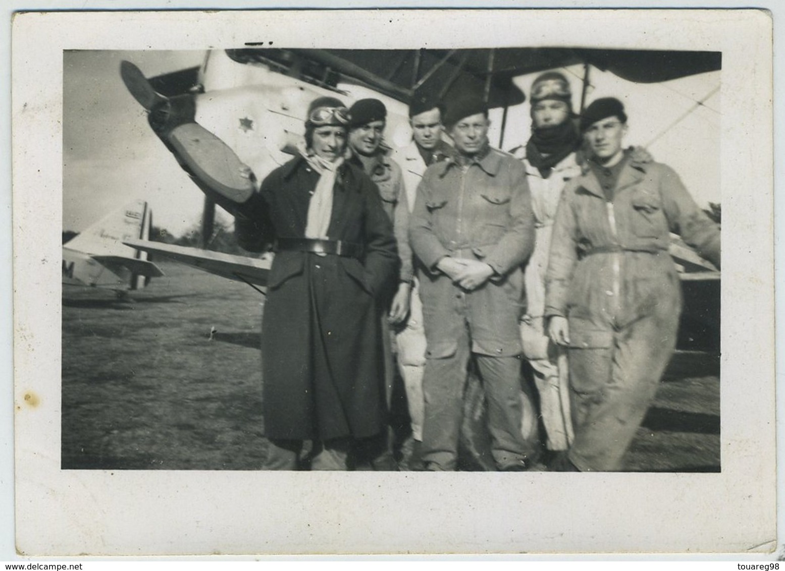 Aviateurs Et Mécaniciens Devant Un Avion. Luciole. Insigne. Aviation. - Aviation