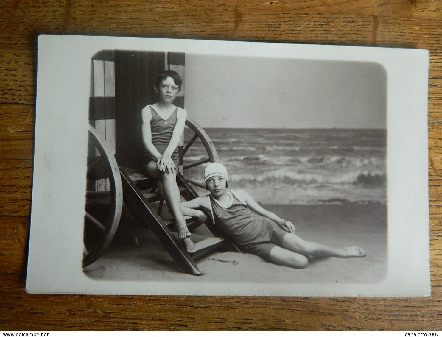 OSTENDE:TRES BELLE PHOTO CARTE DE 2 ENFANT FAIT SUR LA PLAGE DE CARTON PATE CHEZ LE BON BD VAN ISEGHEM 34 - Oostende