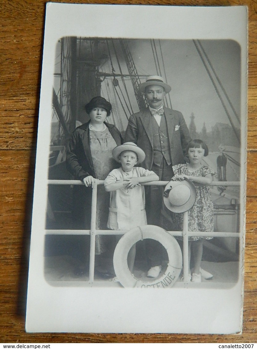 OSTENDE:TRES BELLE PHOTO CARTE D'UNE FAMILLE FAIT SUR UN BATEAU DE CARTON PATE CHEZ LE BON BD VAN ISEGHEM 34 - Oostende