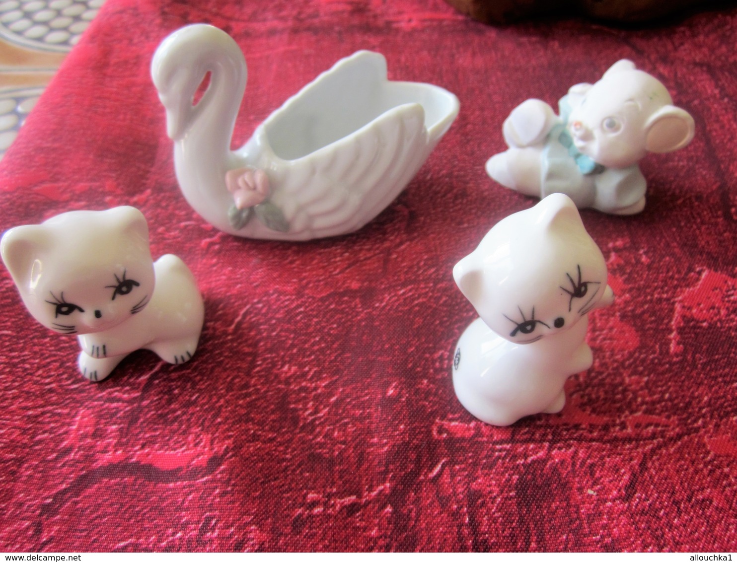 LOT DE 2 CHATS CAT IN CERAMIC + CYGNE + COCHONNET OU BISOU NOUNOURS ,? -Miniatures Décoratives  Animaux - Tiere