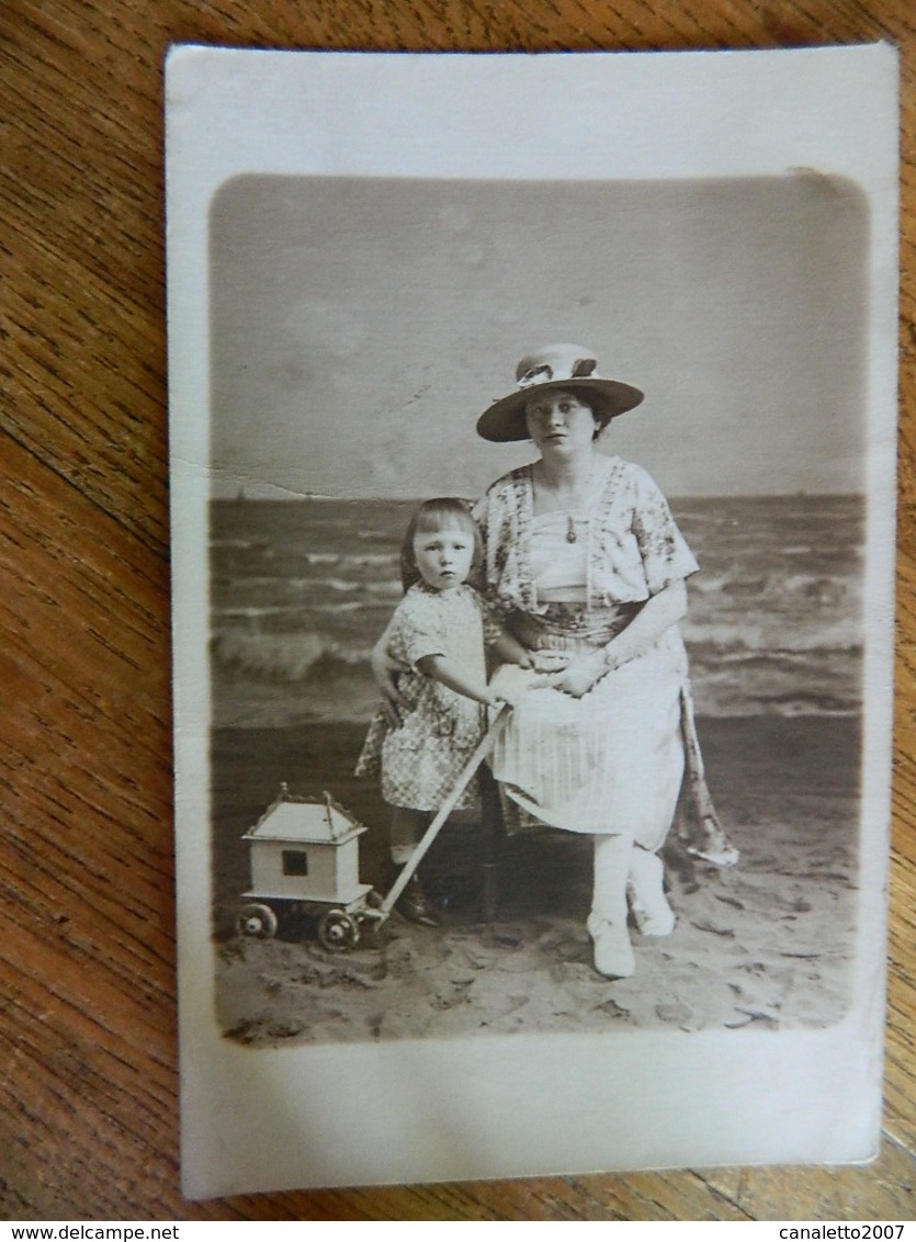 OSTENDE :PHOTO CARTE D'UN ENFANT AVEC  JOUET + DAME SUR PLAGE  EN CARTON PATE -LE BON PHOTOGRAPHE 36 BVD VAN ISEGNEM - Oostende