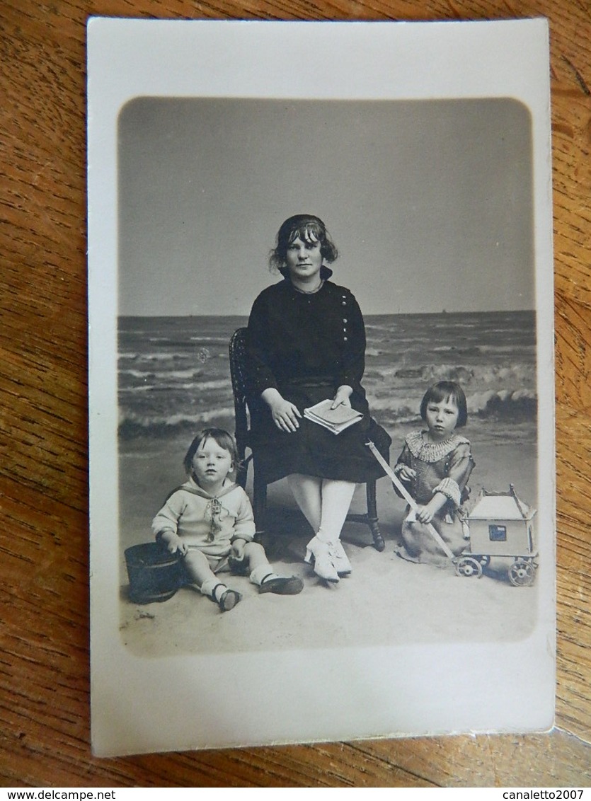 OSTENDE :PHOTO CARTE DE 2 ENFANT +DAME ET LEUR JOUET ET UNE PLAGE  EN CARTON PATE -LE BON PHOTOGRAPHE 36 BVD VAN ISEGNEM - Oostende