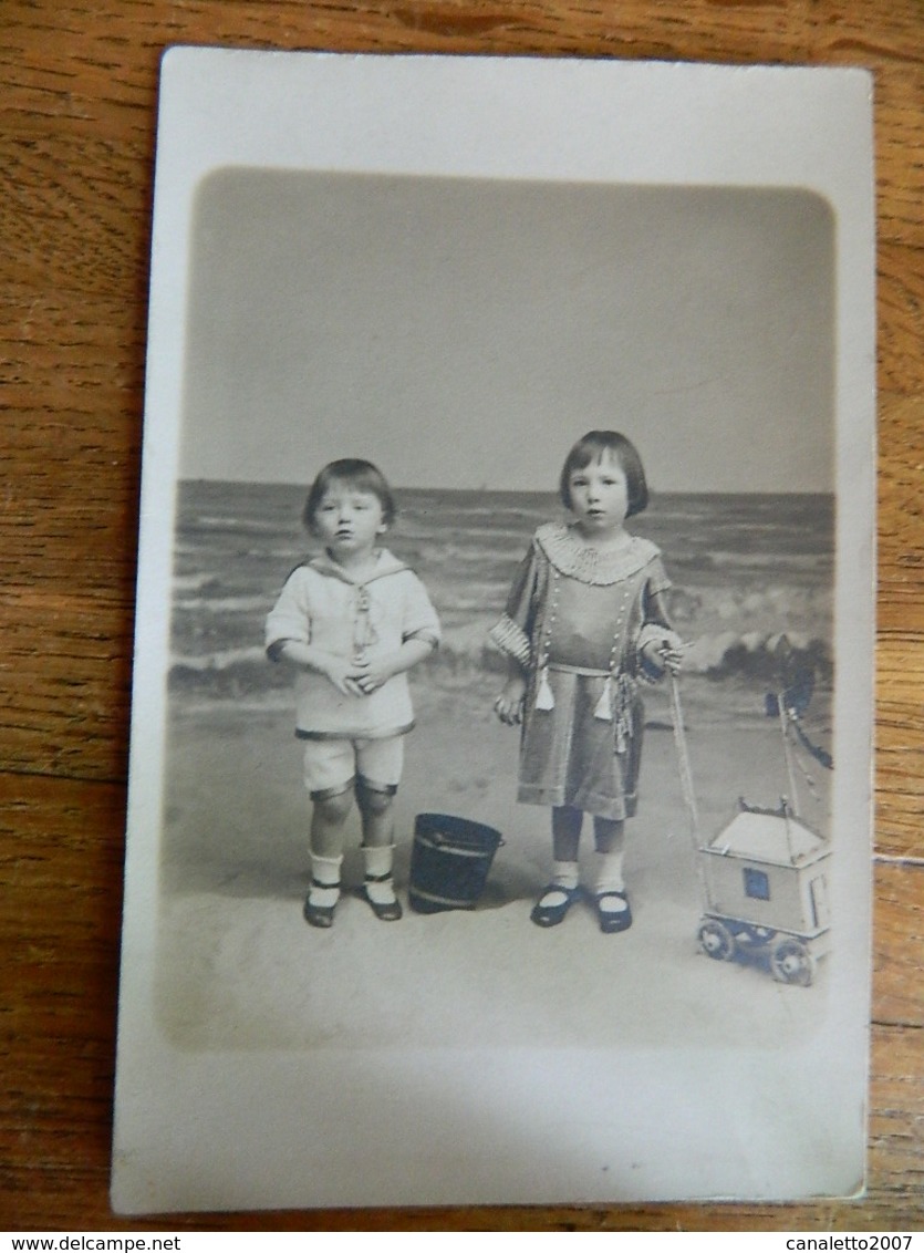 OSTENDE :PHOTO CARTE DE 2 ENFANT ET LEUR JOUET SUR UNE PLAGE  EN CARTON PATE -LE BON PHOTOGRAPHE 36 BVD VAN ISEGNEM - Oostende