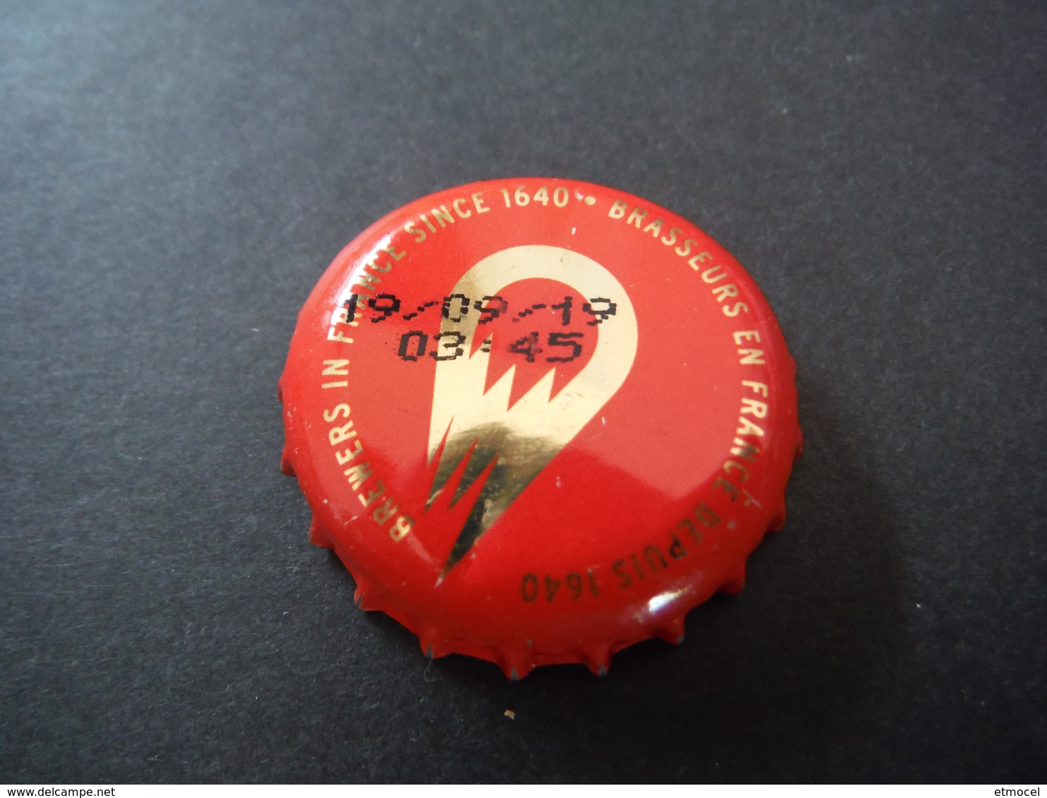 Capsule De Bière METEOR Flamme Or Fond Rouge - Alsace - Bière