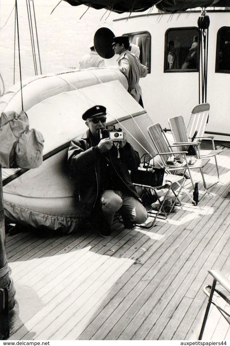 Photo Originale Portrait De Photographe Amateur Sur Le Pont Du Bateau En 1968 Avec Sa Casquette De Faux Capitaine - Personnes Identifiées