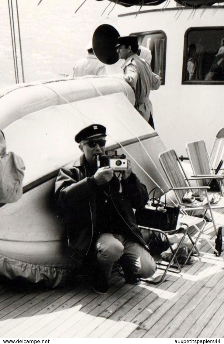 Photo Originale Portrait De Photographe Amateur Sur Le Pont Du Bateau En 1968 Avec Sa Casquette De Faux Capitaine - Personnes Identifiées