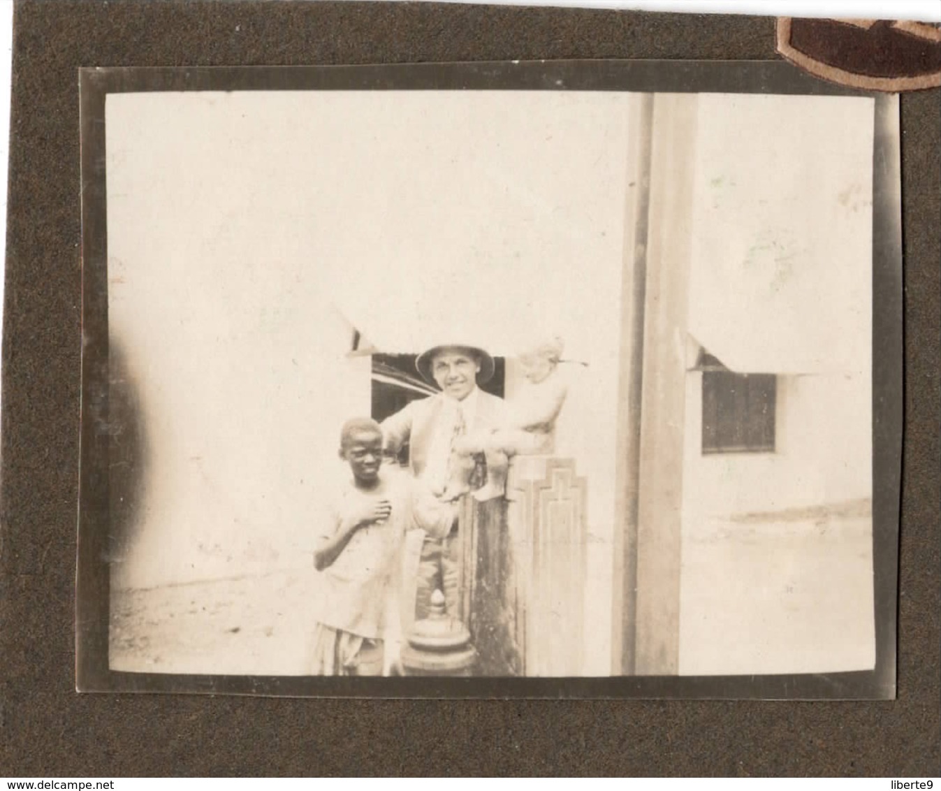 Congo Belge C.1927 Maneken Pis Pte. Photo…collée Sur Carton  Casque Colonial - Personalidades Famosas