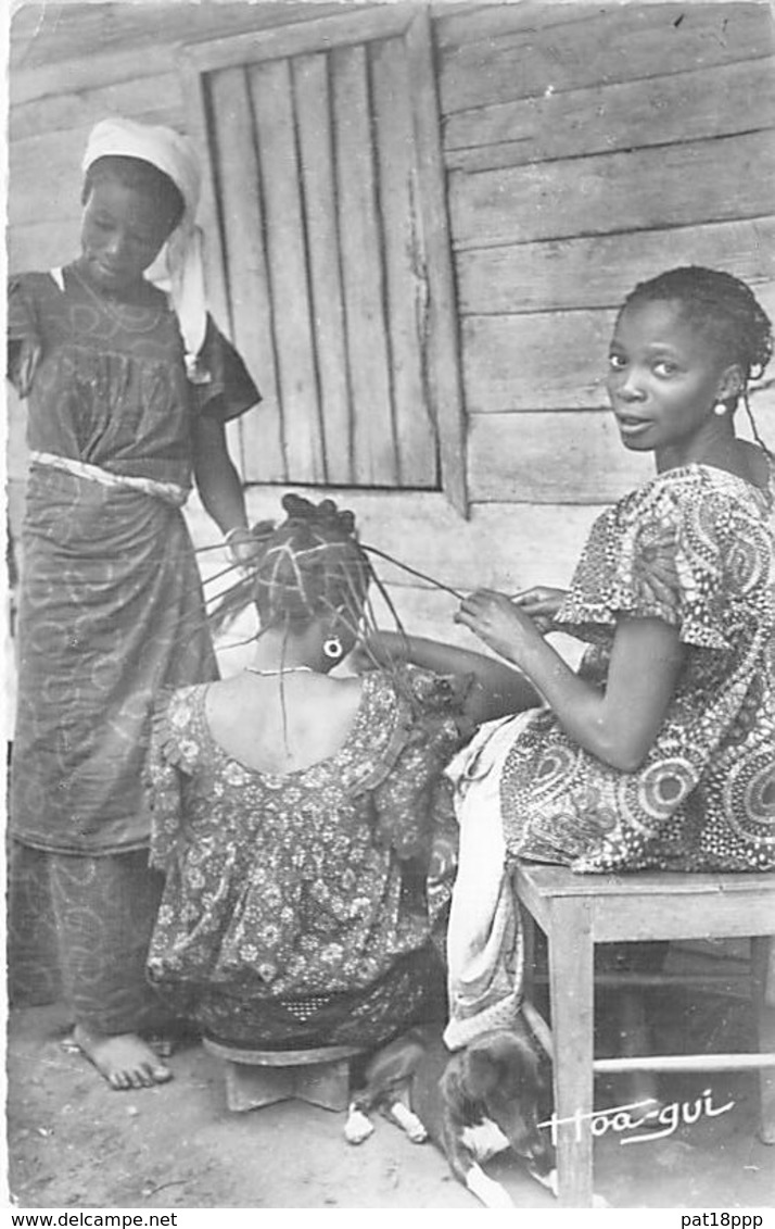 AFRIQUE NOIRE (AOF) Scène Et Types - Femmes Se Coiffant - CPSM Dentelée N/B PF 1953 - Black Africa - Zonder Classificatie