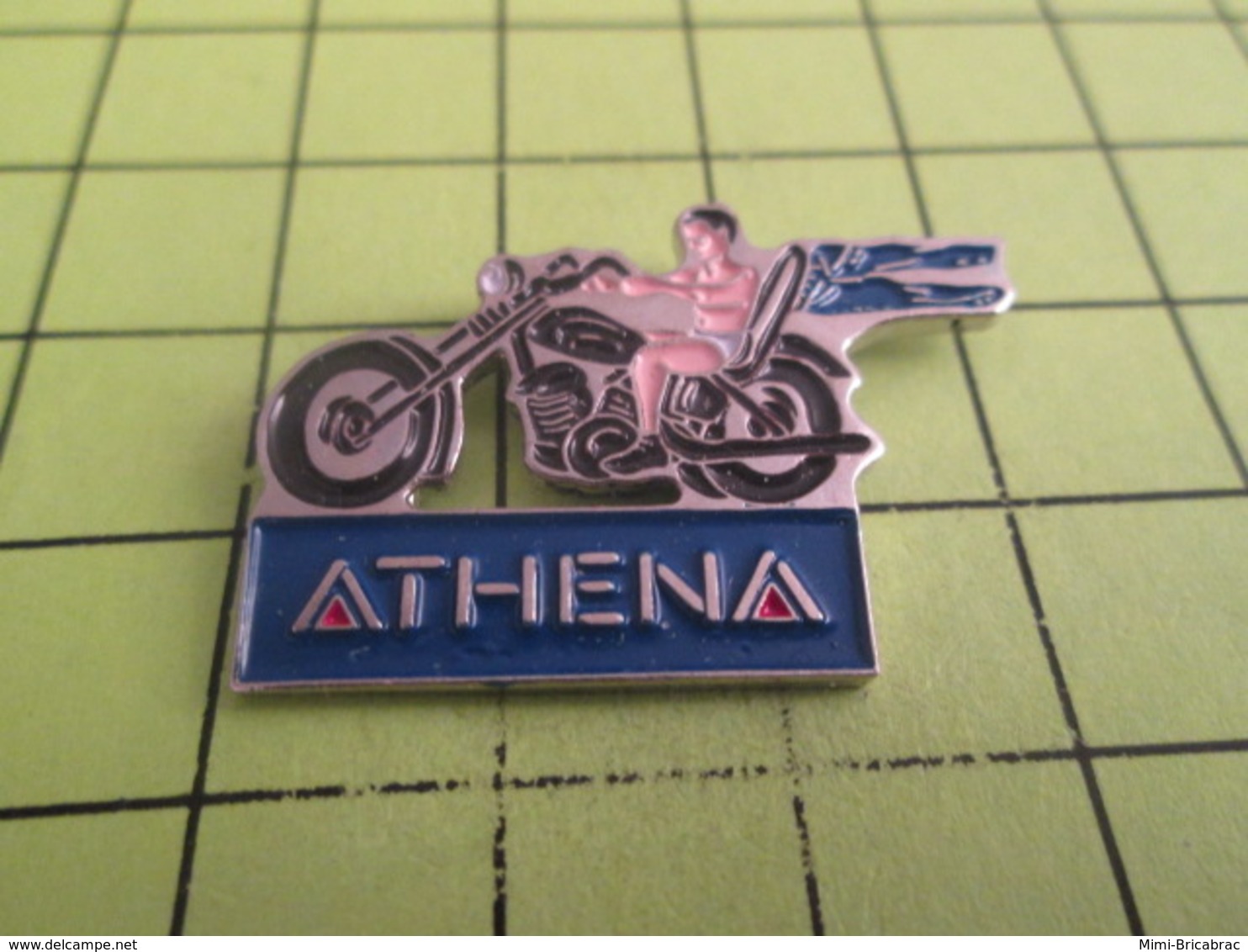 211c Pin's Pins / Rare Et  Belle Qualité !!! THEME : MOTOS / MOTARD EN SLIP SOUS VETEMENTS ATHENA - Motos