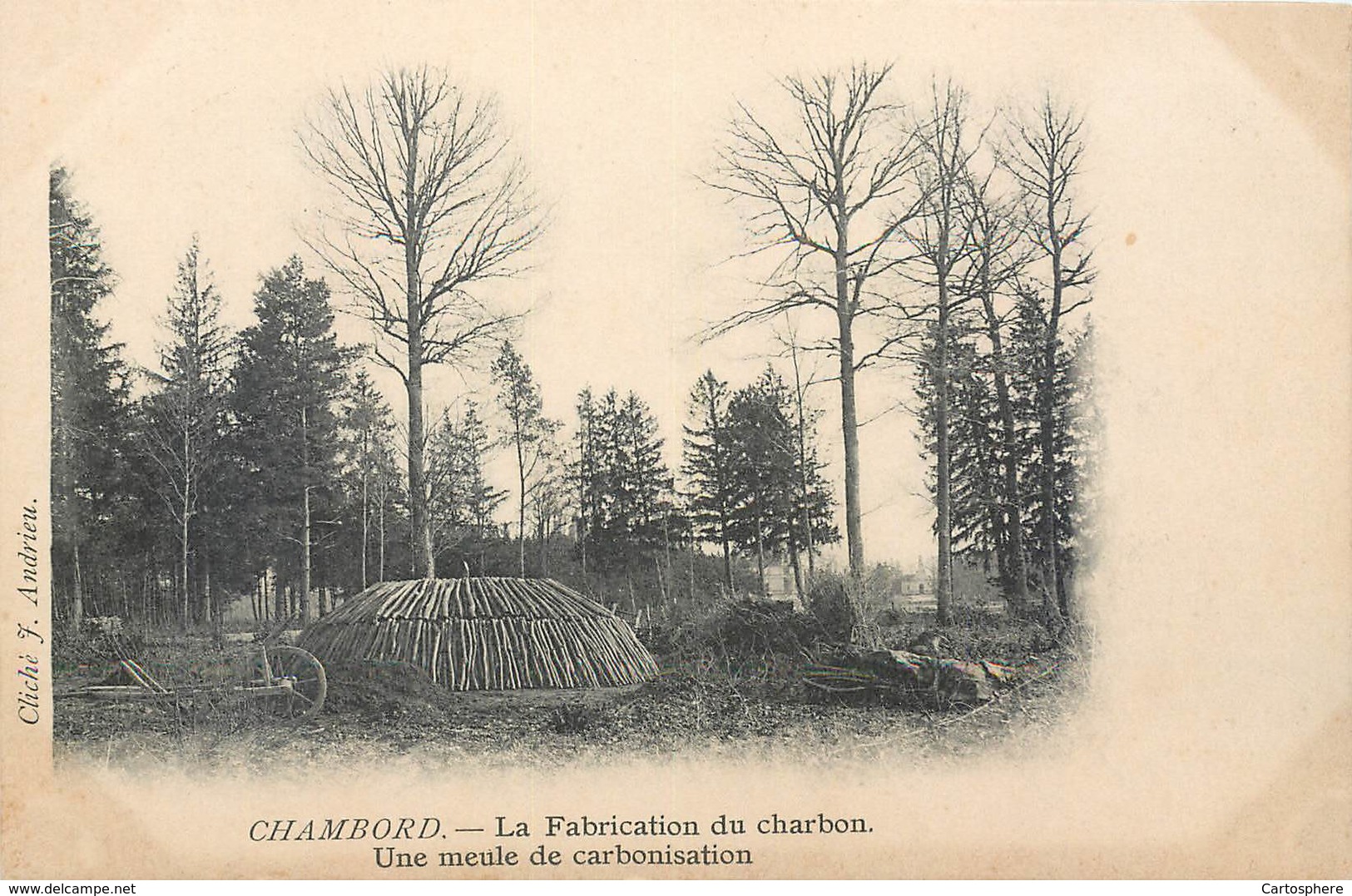 CPA 41 Loir Et Cher Chambord La Fabrication Du Charbon De Bois - Une Meule De Carbonisation - Charbonniere - Charbonnier - Chambord