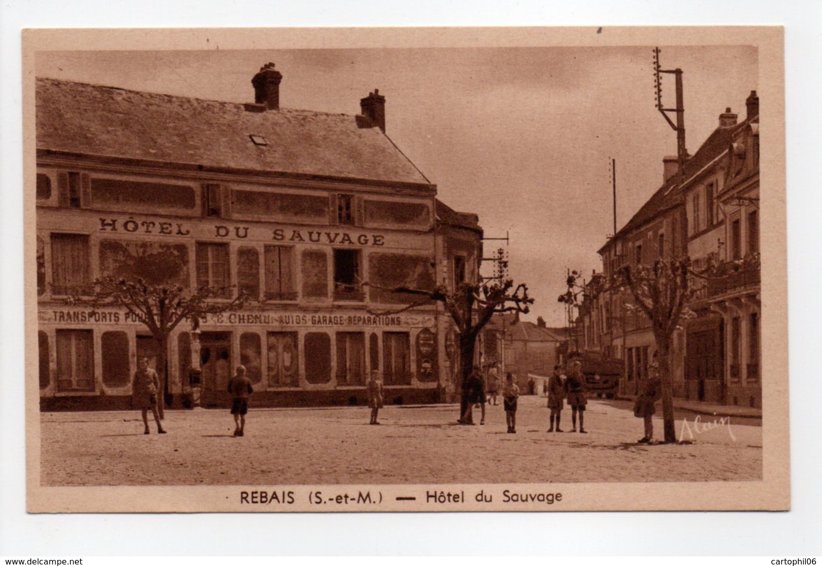 - CPA REBAIS (77) - Hôtel Du Sauvage (avec Personnages) - Photo ALAIN - - Rebais