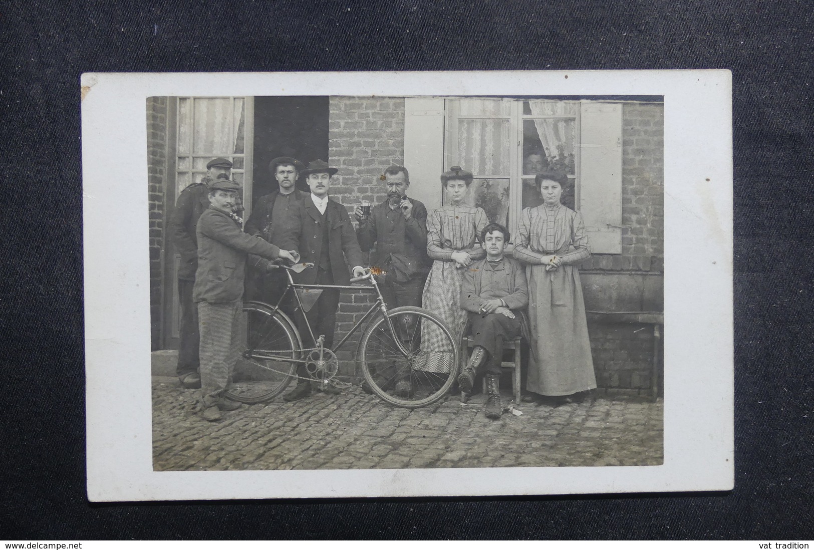 FRANCE - Carte Postale Photo - Famille Devant Une Maison Avec Vélo - L 40989 - A Identifier