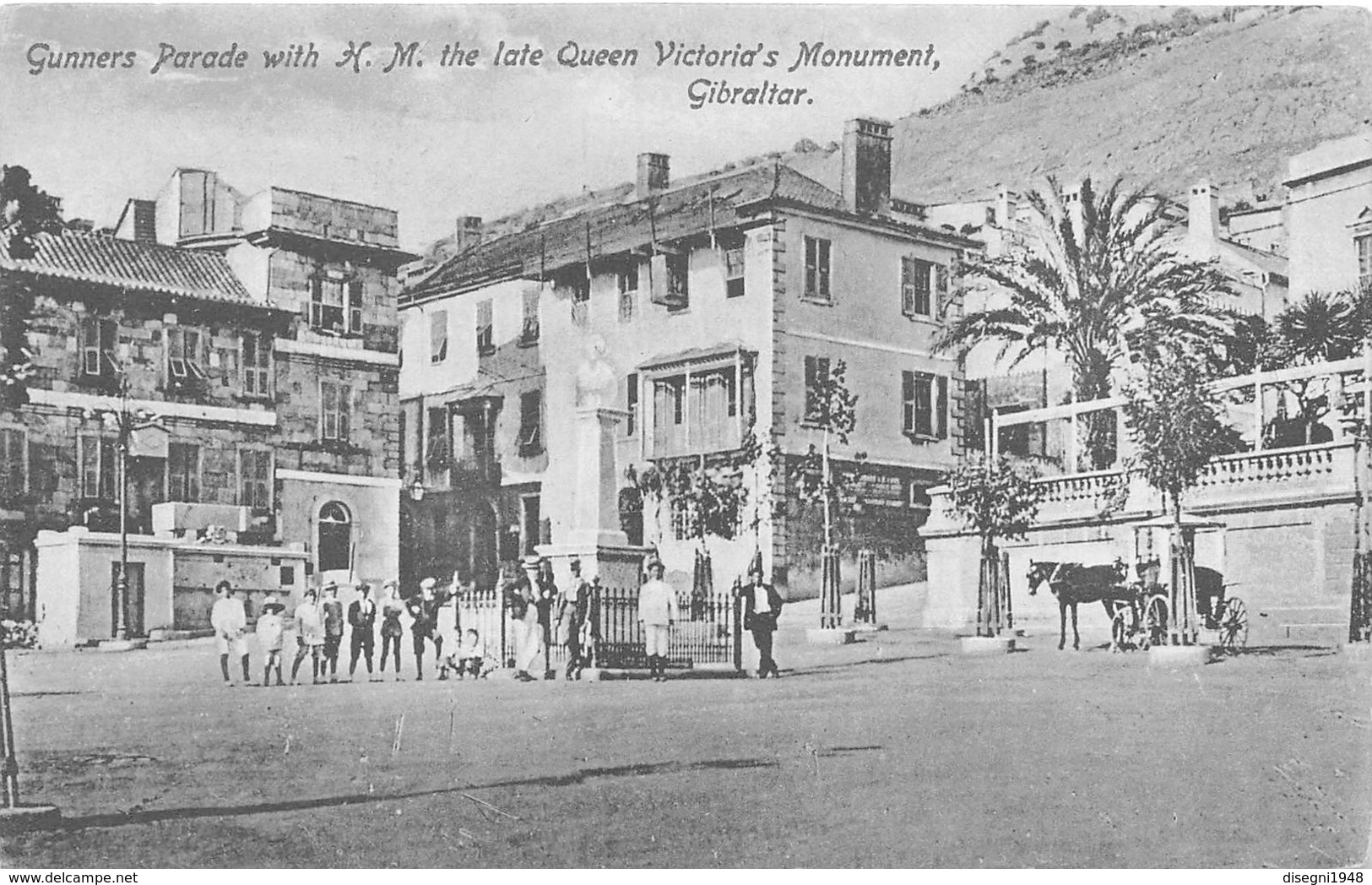 M08596 "GUNNERS PARADE WITH H.M. THE LATE QUEEN VICTORIA'S MONUMENT,GIBRALTAR "ANIMATA-CART. ORIG. NON SPED. - Gibilterra