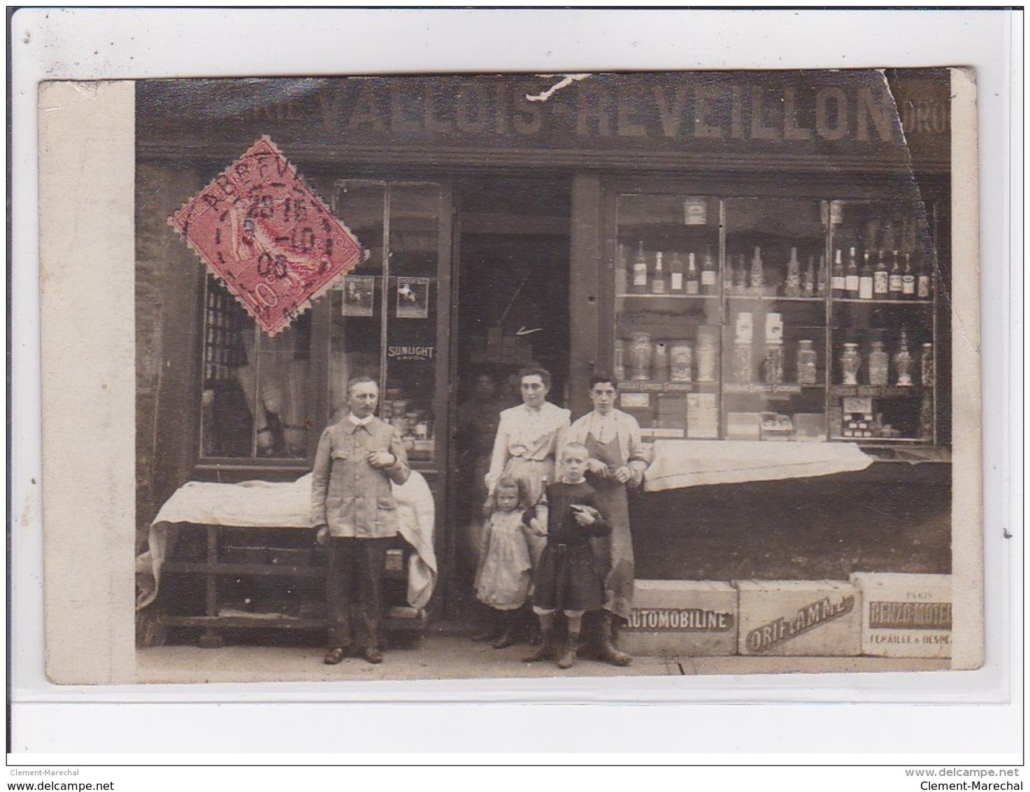 ABBEVILLE : Carte Photo De L'épicerie VALLOIS REVEILLON - état (un Gros Plis D'angle) - Abbeville